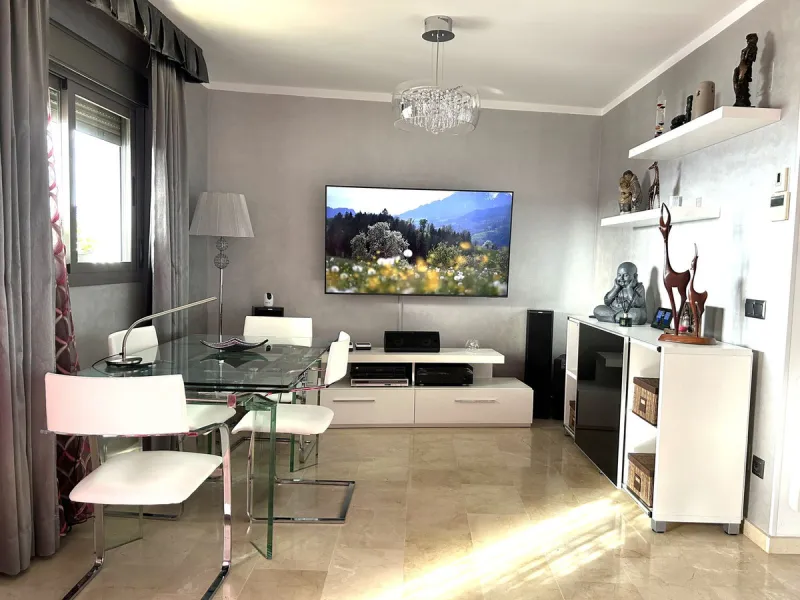 Two-bedroom penthouse for sale located in the upper part of Alhaurín el Grande. It has two large terraces with unbeatable views of the area. From the front terrace, measuring 14 m2, you can admire the Sierra de Mijas mountains, and the rear terrace, measu