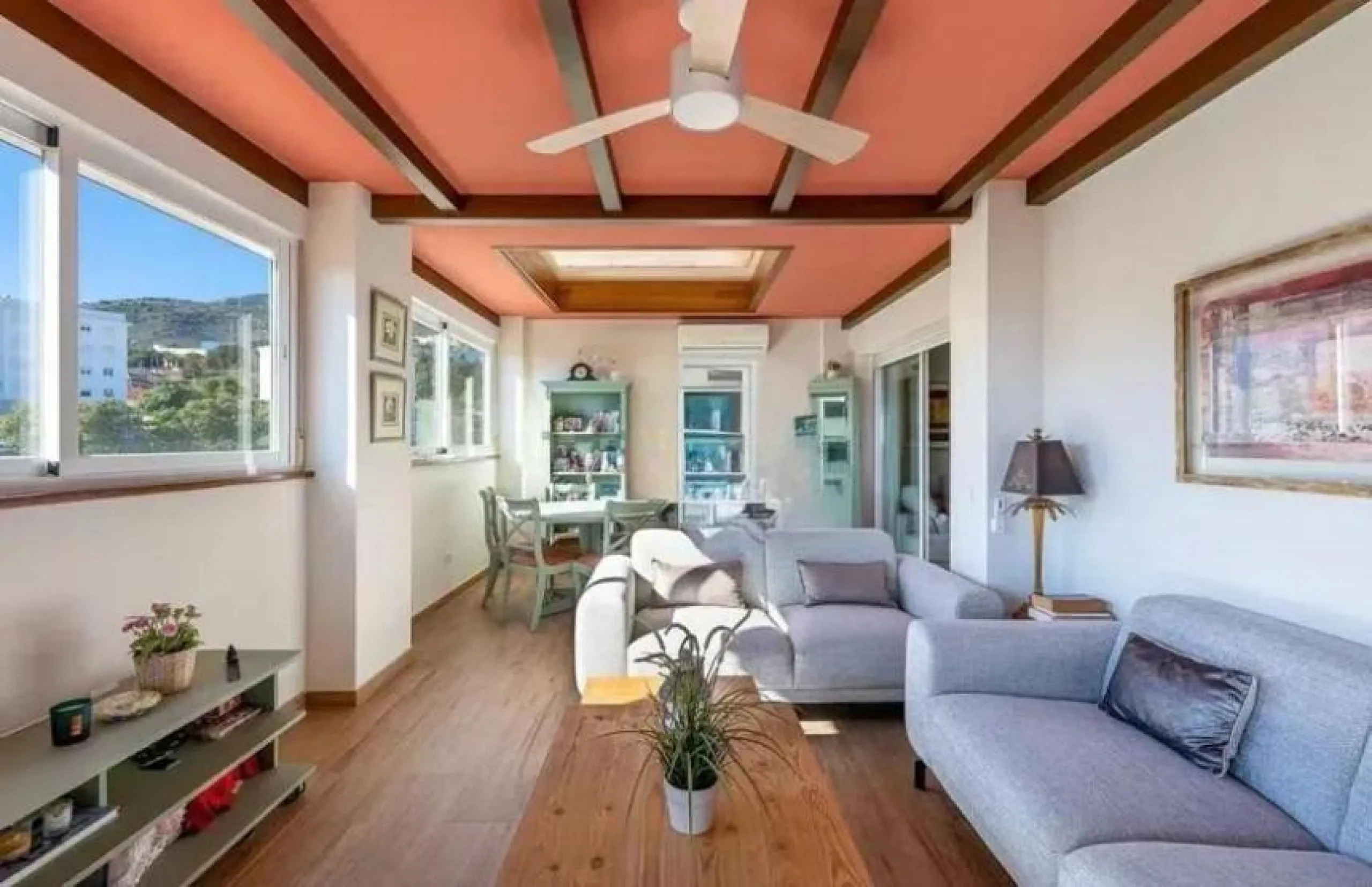 Direct sale from owner. We present this magnificent apartment located in one of the most sought-after areas of Arroyo de la Miel. Completely renovated and with an extension that maximizes space, it is a truly unique property.