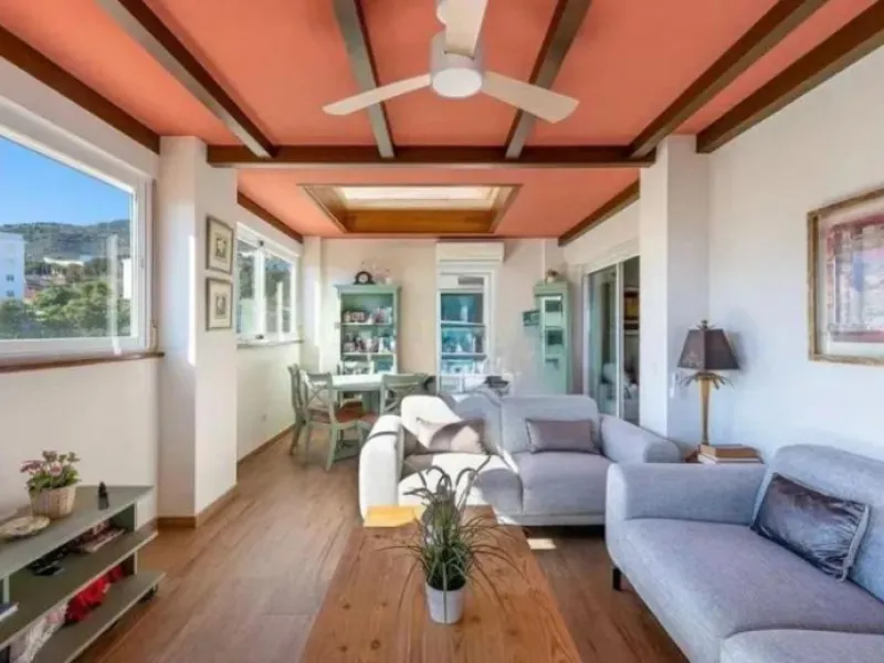 Direct sale from owner. We present this magnificent apartment located in one of the most sought-after areas of Arroyo de la Miel. Completely renovated and with an extension that maximizes space, it is a truly unique property.