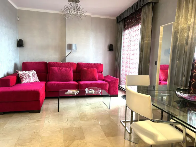 Two-bedroom penthouse for sale located in the upper part of Alhaurín el Grande. It has two large terraces with unbeatable views of the area. From the front terrace, measuring 14 m2, you can admire the Sierra de Mijas mountains, and the rear terrace, measu