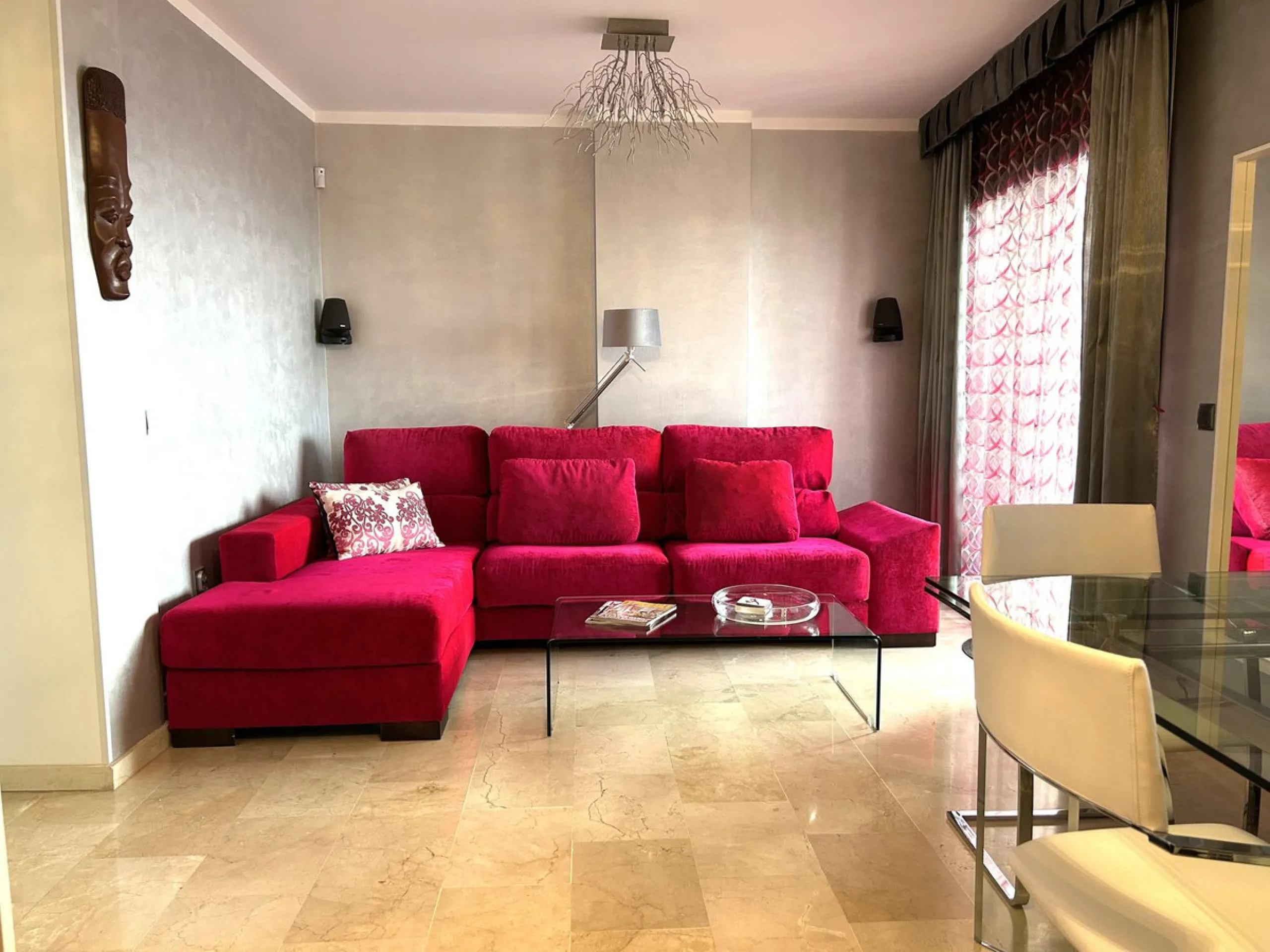Two-bedroom penthouse for sale located in the upper part of Alhaurín el Grande. It has two large terraces with unbeatable views of the area. From the front terrace, measuring 14 m2, you can admire the Sierra de Mijas mountains, and the rear terrace, measu