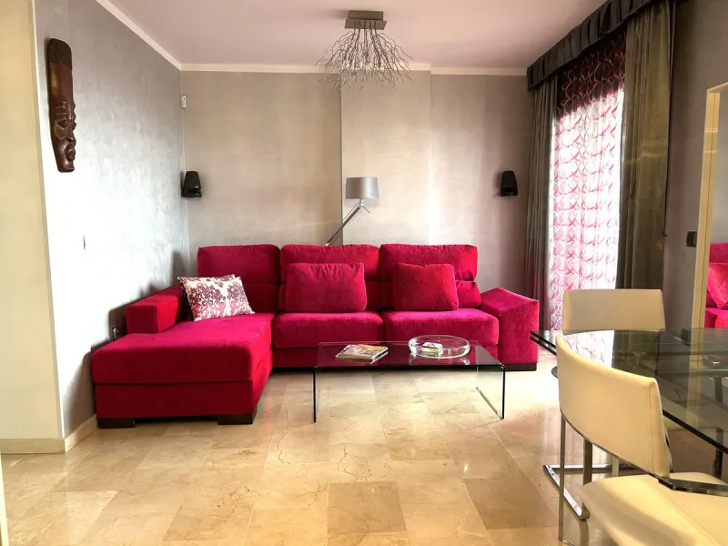 Two-bedroom penthouse for sale located in the upper part of Alhaurín el Grande. It has two large terraces with unbeatable views of the area. From the front terrace, measuring 14 m2, you can admire the Sierra de Mijas mountains, and the rear terrace, measu