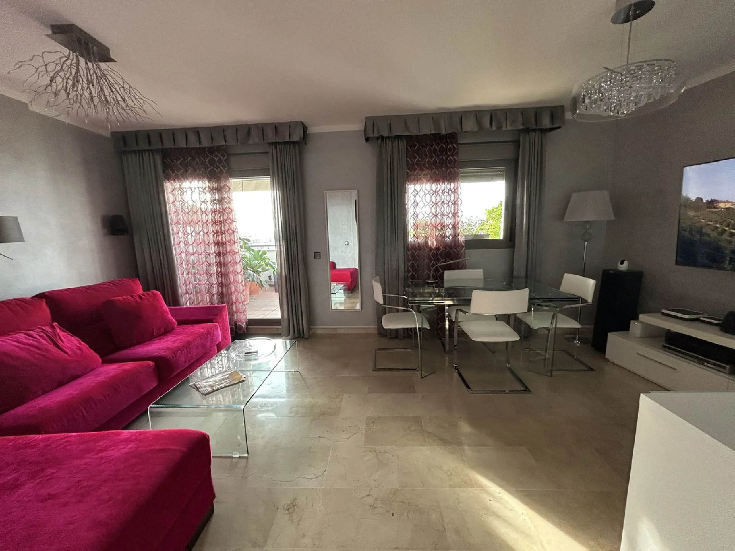 Two-bedroom penthouse for sale located in the upper part of Alhaurín el Grande. It has two large terraces with unbeatable views of the area. From the front terrace, measuring 14 m2, you can admire the Sierra de Mijas mountains, and the rear terrace, measu