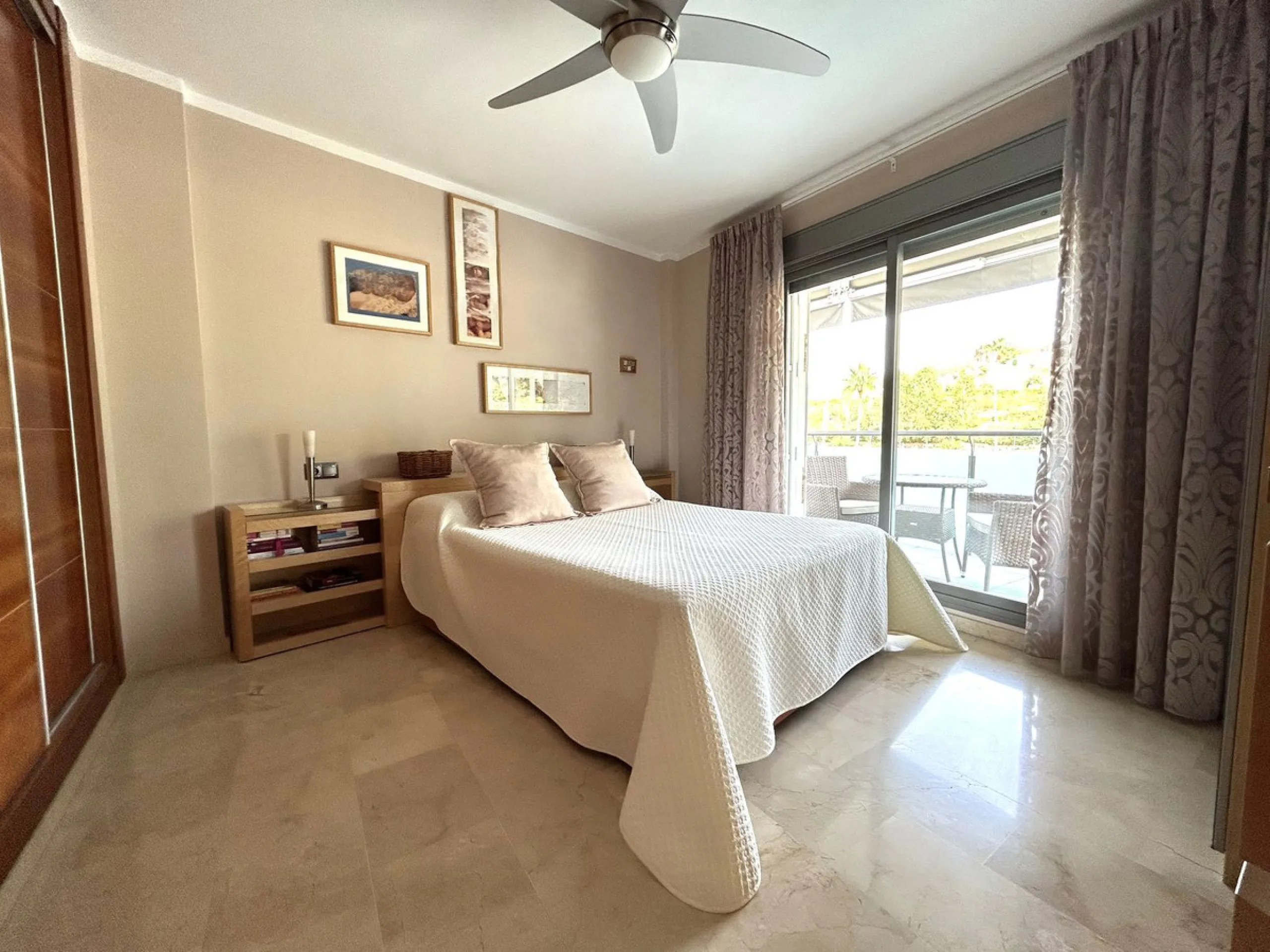Two-bedroom penthouse for sale located in the upper part of Alhaurín el Grande. It has two large terraces with unbeatable views of the area. From the front terrace, measuring 14 m2, you can admire the Sierra de Mijas mountains, and the rear terrace, measu