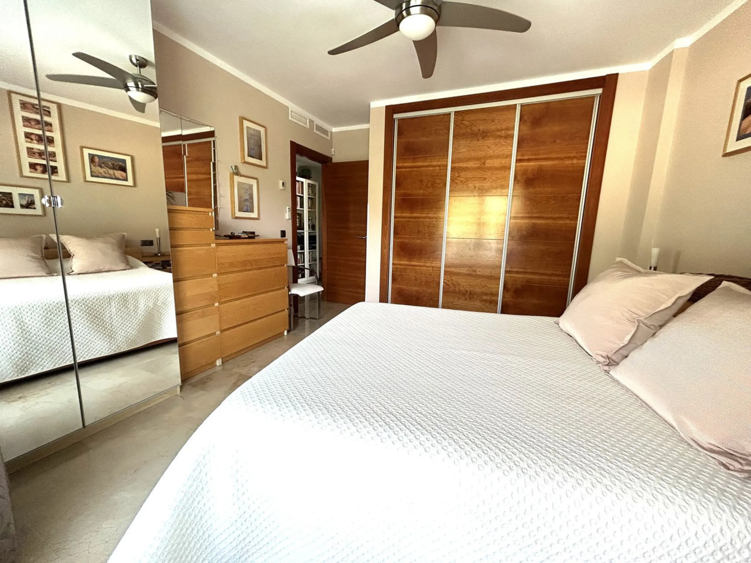 Two-bedroom penthouse for sale located in the upper part of Alhaurín el Grande. It has two large terraces with unbeatable views of the area. From the front terrace, measuring 14 m2, you can admire the Sierra de Mijas mountains, and the rear terrace, measu