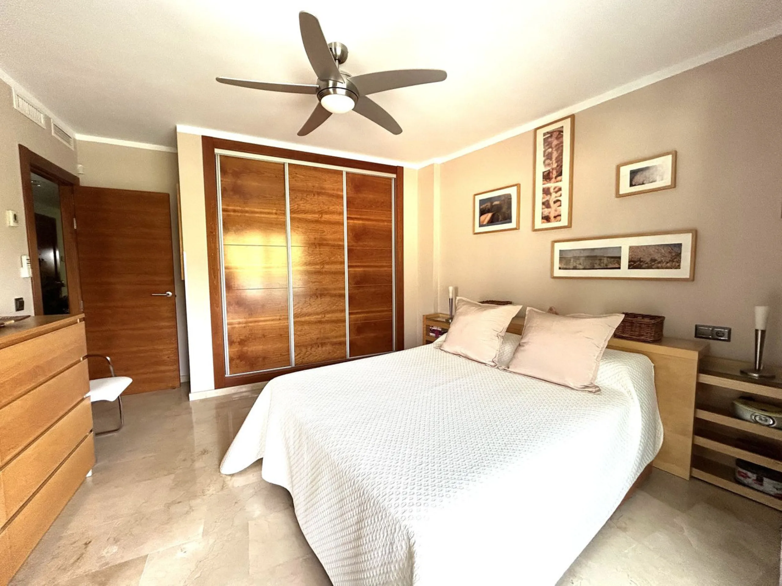 Two-bedroom penthouse for sale located in the upper part of Alhaurín el Grande. It has two large terraces with unbeatable views of the area. From the front terrace, measuring 14 m2, you can admire the Sierra de Mijas mountains, and the rear terrace, measu