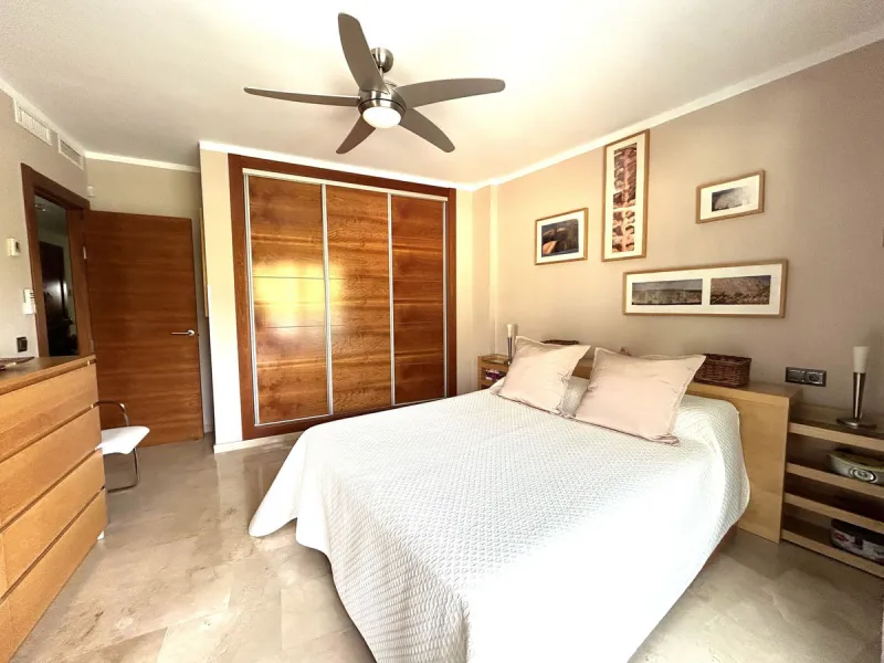 Two-bedroom penthouse for sale located in the upper part of Alhaurín el Grande. It has two large terraces with unbeatable views of the area. From the front terrace, measuring 14 m2, you can admire the Sierra de Mijas mountains, and the rear terrace, measu