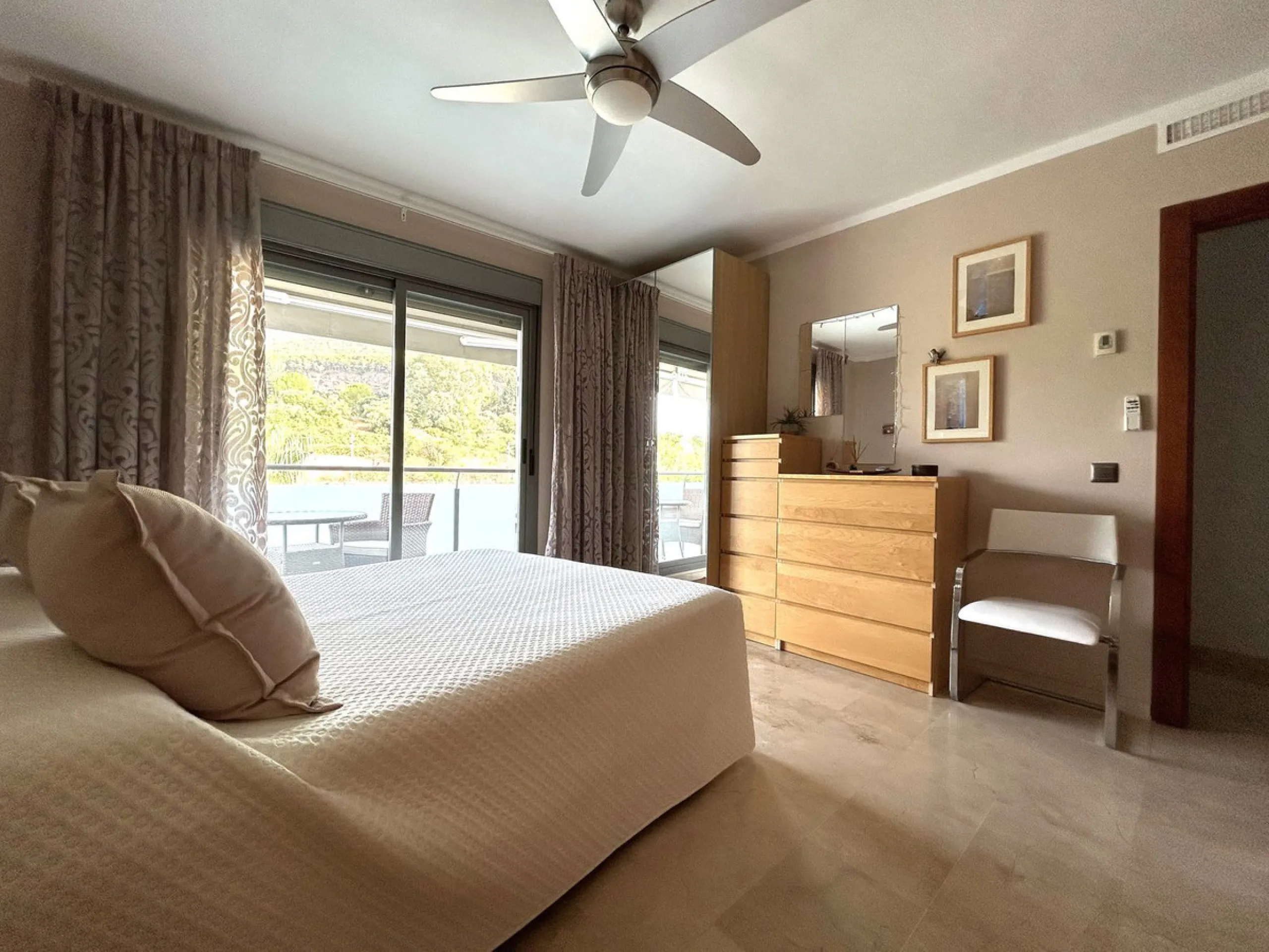 Two-bedroom penthouse for sale located in the upper part of Alhaurín el Grande. It has two large terraces with unbeatable views of the area. From the front terrace, measuring 14 m2, you can admire the Sierra de Mijas mountains, and the rear terrace, measu
