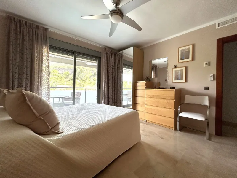 Two-bedroom penthouse for sale located in the upper part of Alhaurín el Grande. It has two large terraces with unbeatable views of the area. From the front terrace, measuring 14 m2, you can admire the Sierra de Mijas mountains, and the rear terrace, measu