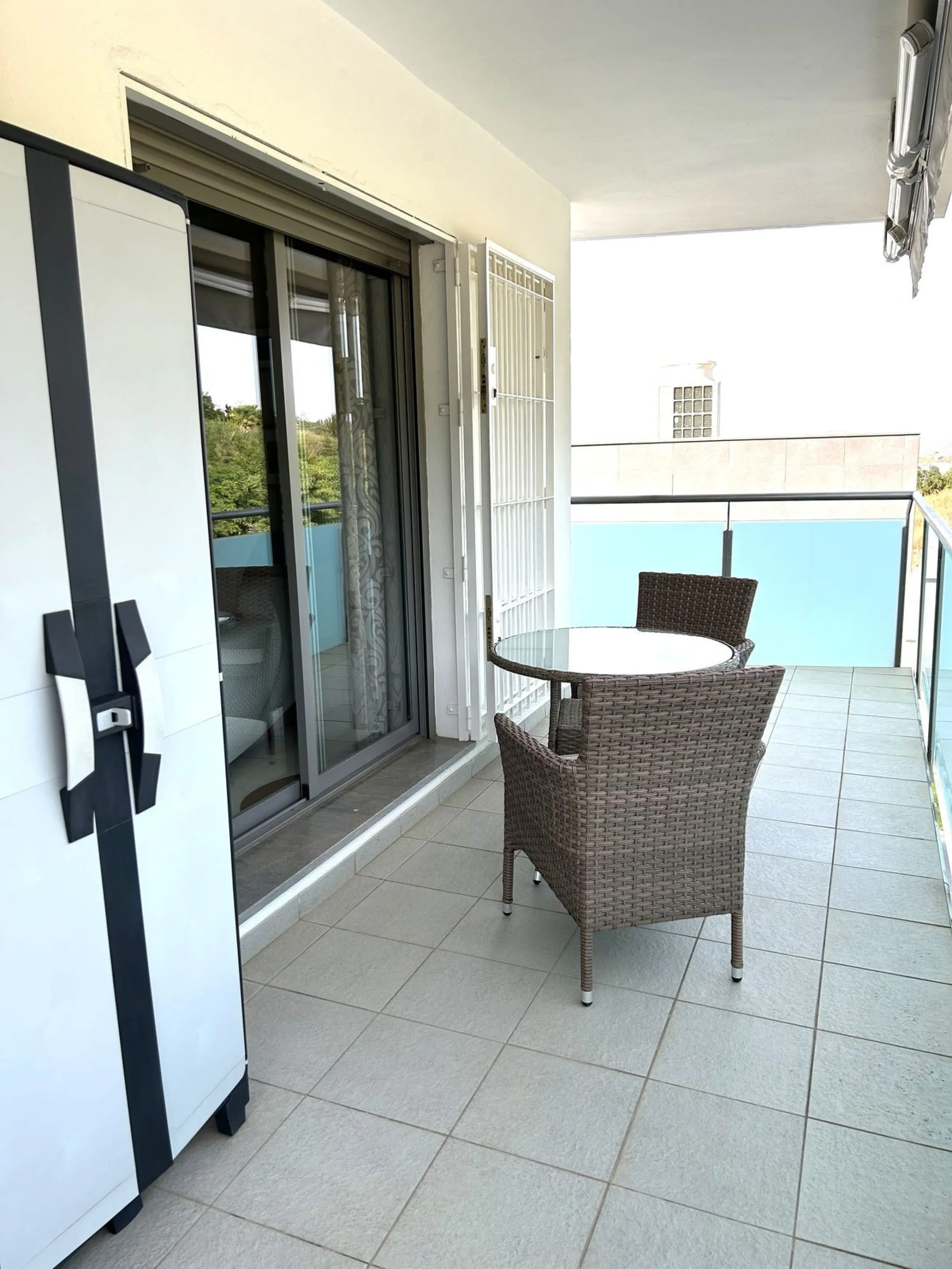 Two-bedroom penthouse for sale located in the upper part of Alhaurín el Grande. It has two large terraces with unbeatable views of the area. From the front terrace, measuring 14 m2, you can admire the Sierra de Mijas mountains, and the rear terrace, measu