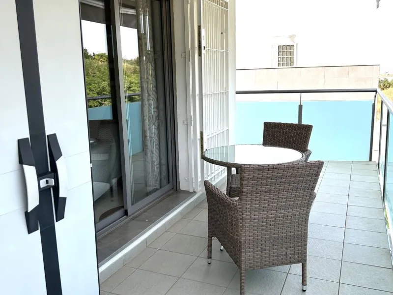 Two-bedroom penthouse for sale located in the upper part of Alhaurín el Grande. It has two large terraces with unbeatable views of the area. From the front terrace, measuring 14 m2, you can admire the Sierra de Mijas mountains, and the rear terrace, measu