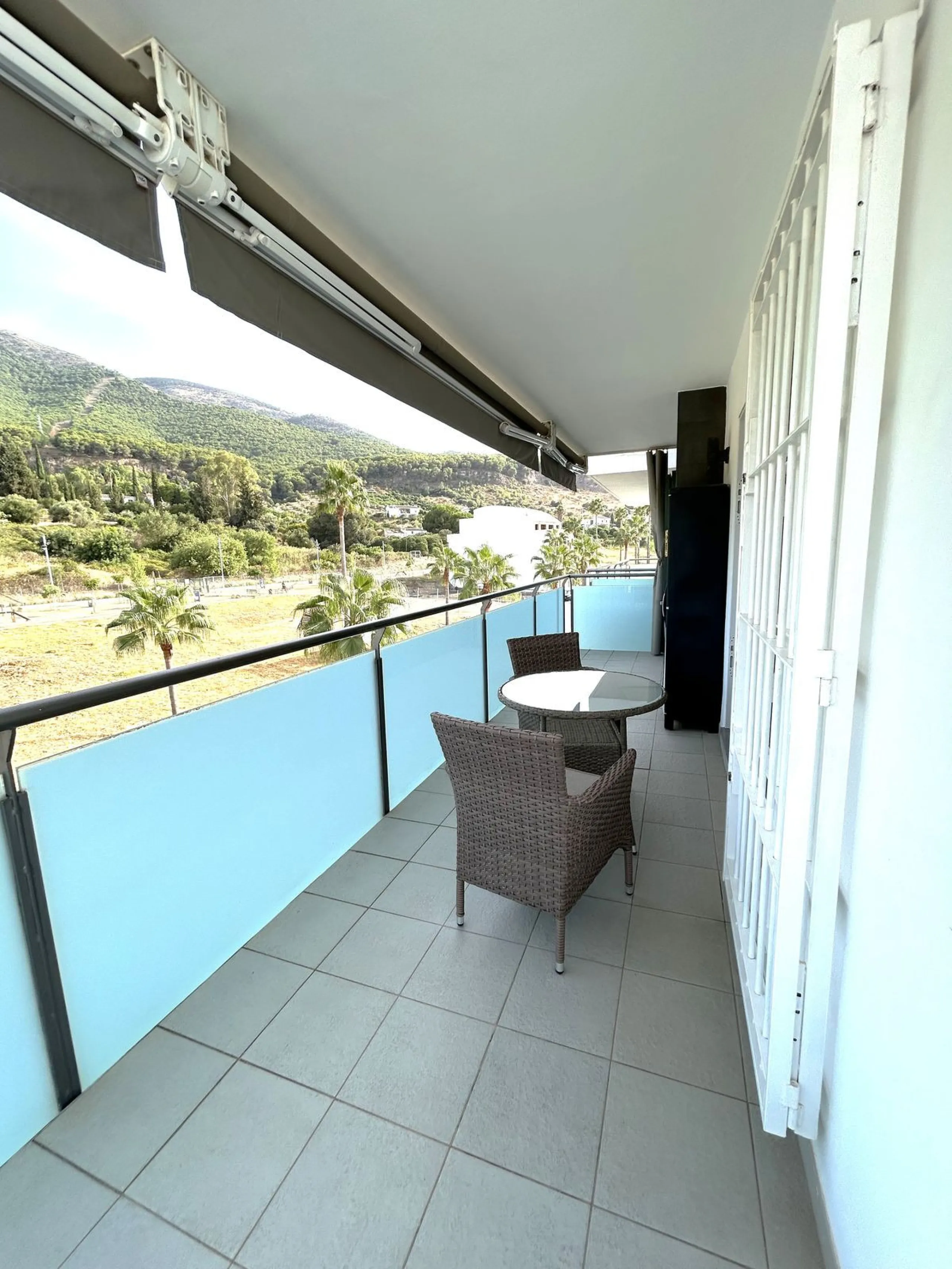 Two-bedroom penthouse for sale located in the upper part of Alhaurín el Grande. It has two large terraces with unbeatable views of the area. From the front terrace, measuring 14 m2, you can admire the Sierra de Mijas mountains, and the rear terrace, measu