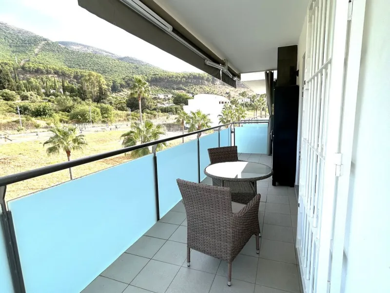 Two-bedroom penthouse for sale located in the upper part of Alhaurín el Grande. It has two large terraces with unbeatable views of the area. From the front terrace, measuring 14 m2, you can admire the Sierra de Mijas mountains, and the rear terrace, measu