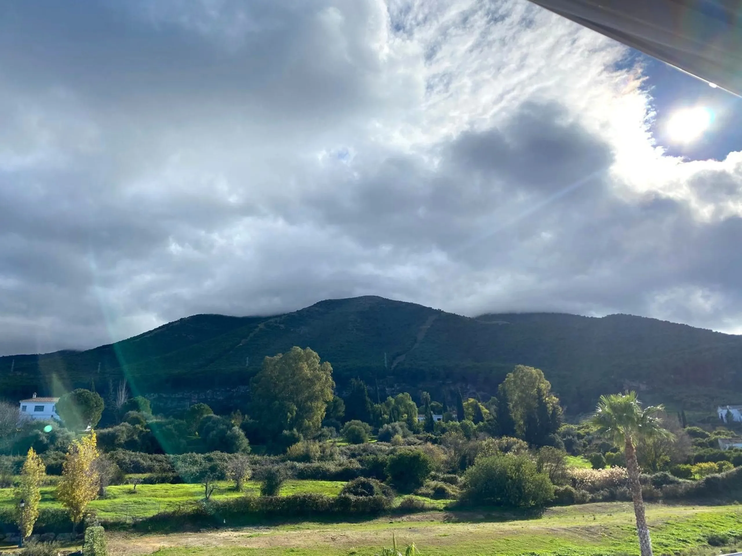 Two-bedroom penthouse for sale located in the upper part of Alhaurín el Grande. It has two large terraces with unbeatable views of the area. From the front terrace, measuring 14 m2, you can admire the Sierra de Mijas mountains, and the rear terrace, measu