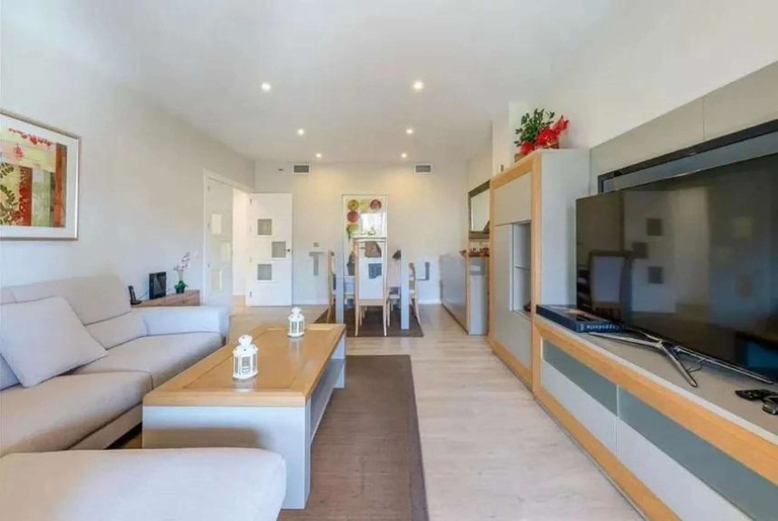 Direct sale from owner. We present this magnificent apartment located in one of the most sought-after areas of Arroyo de la Miel. Completely renovated and with an extension that maximizes space, it is a truly unique property.