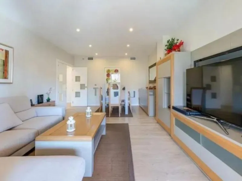 Direct sale from owner. We present this magnificent apartment located in one of the most sought-after areas of Arroyo de la Miel. Completely renovated and with an extension that maximizes space, it is a truly unique property.