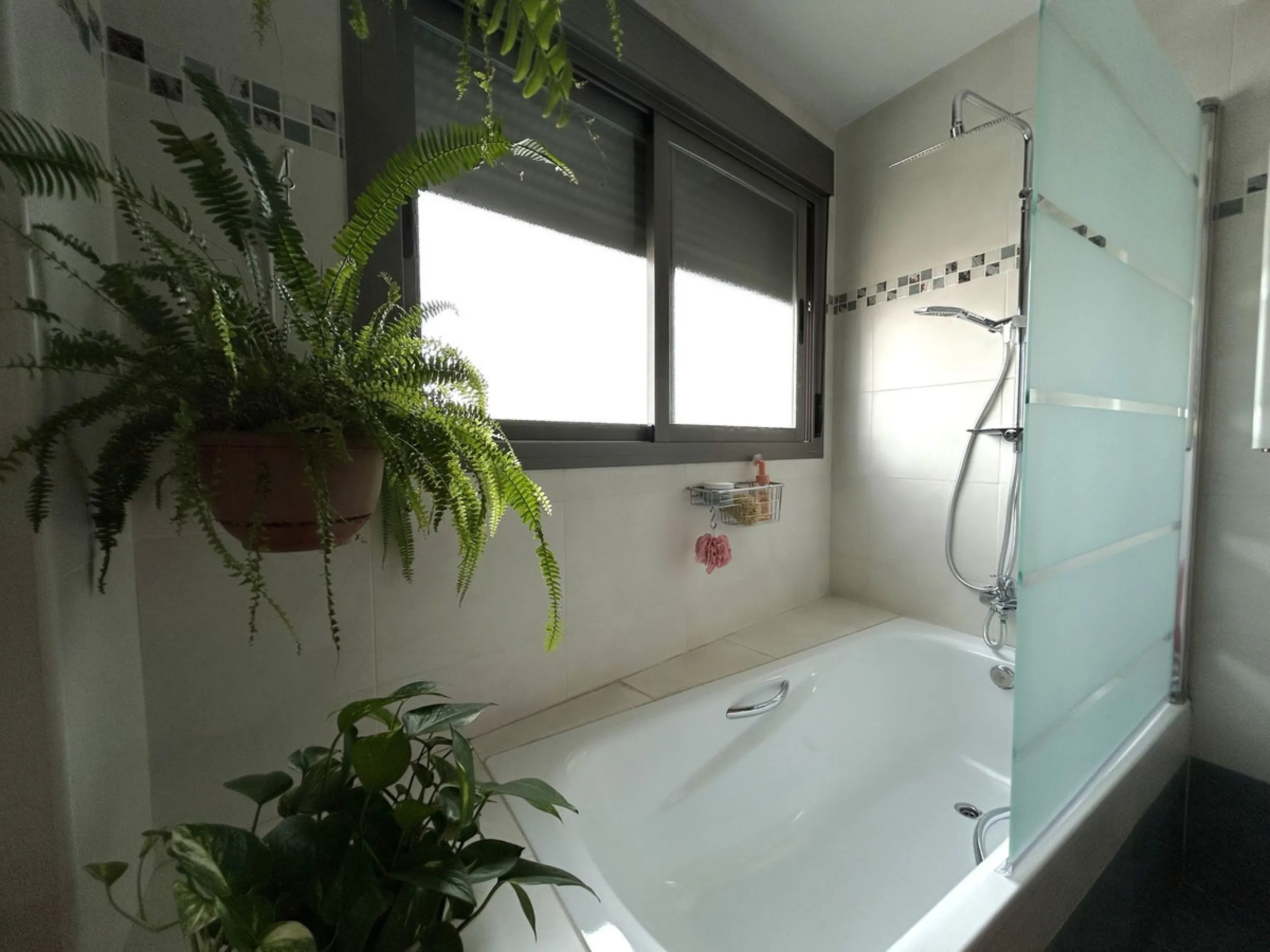 Two-bedroom penthouse for sale located in the upper part of Alhaurín el Grande. It has two large terraces with unbeatable views of the area. From the front terrace, measuring 14 m2, you can admire the Sierra de Mijas mountains, and the rear terrace, measu