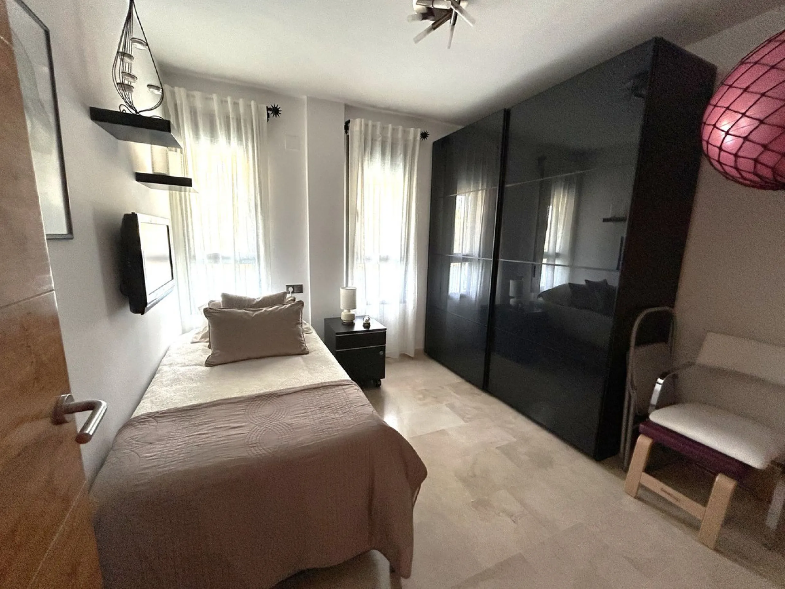 Two-bedroom penthouse for sale located in the upper part of Alhaurín el Grande. It has two large terraces with unbeatable views of the area. From the front terrace, measuring 14 m2, you can admire the Sierra de Mijas mountains, and the rear terrace, measu