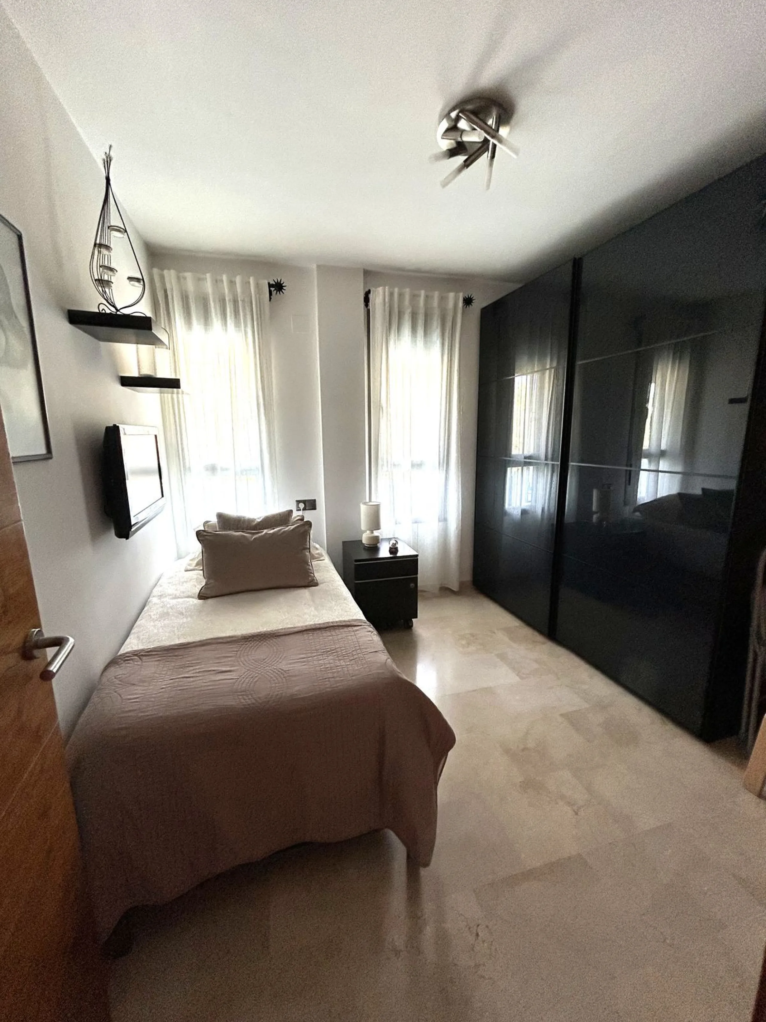 Two-bedroom penthouse for sale located in the upper part of Alhaurín el Grande. It has two large terraces with unbeatable views of the area. From the front terrace, measuring 14 m2, you can admire the Sierra de Mijas mountains, and the rear terrace, measu