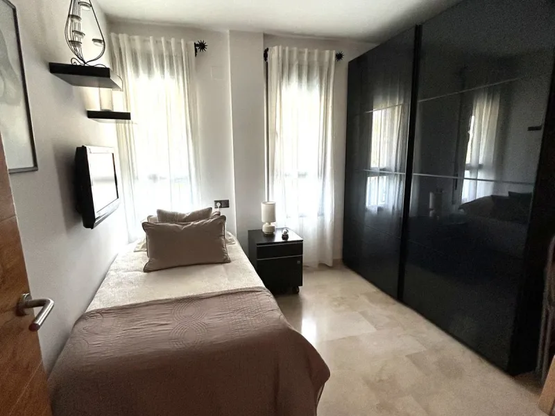 Two-bedroom penthouse for sale located in the upper part of Alhaurín el Grande. It has two large terraces with unbeatable views of the area. From the front terrace, measuring 14 m2, you can admire the Sierra de Mijas mountains, and the rear terrace, measu