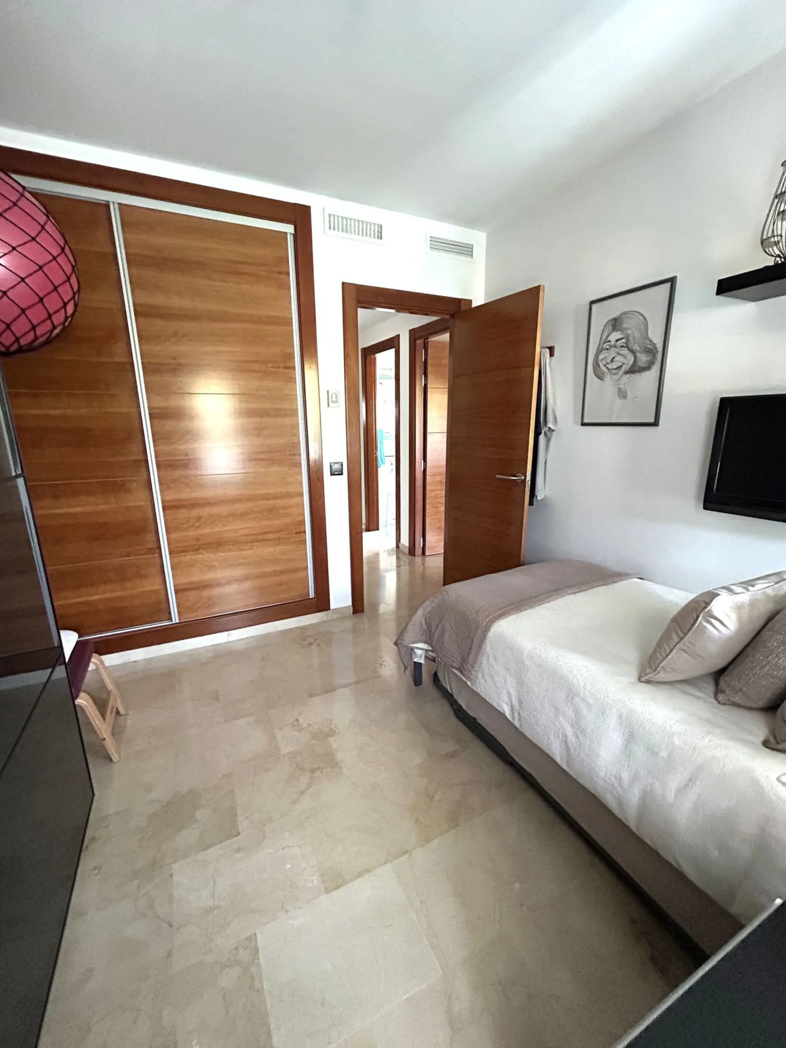 Two-bedroom penthouse for sale located in the upper part of Alhaurín el Grande. It has two large terraces with unbeatable views of the area. From the front terrace, measuring 14 m2, you can admire the Sierra de Mijas mountains, and the rear terrace, measu