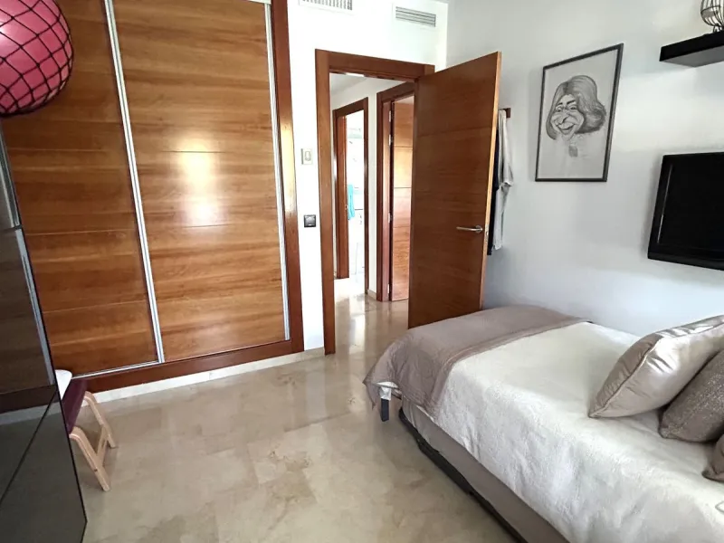 Two-bedroom penthouse for sale located in the upper part of Alhaurín el Grande. It has two large terraces with unbeatable views of the area. From the front terrace, measuring 14 m2, you can admire the Sierra de Mijas mountains, and the rear terrace, measu