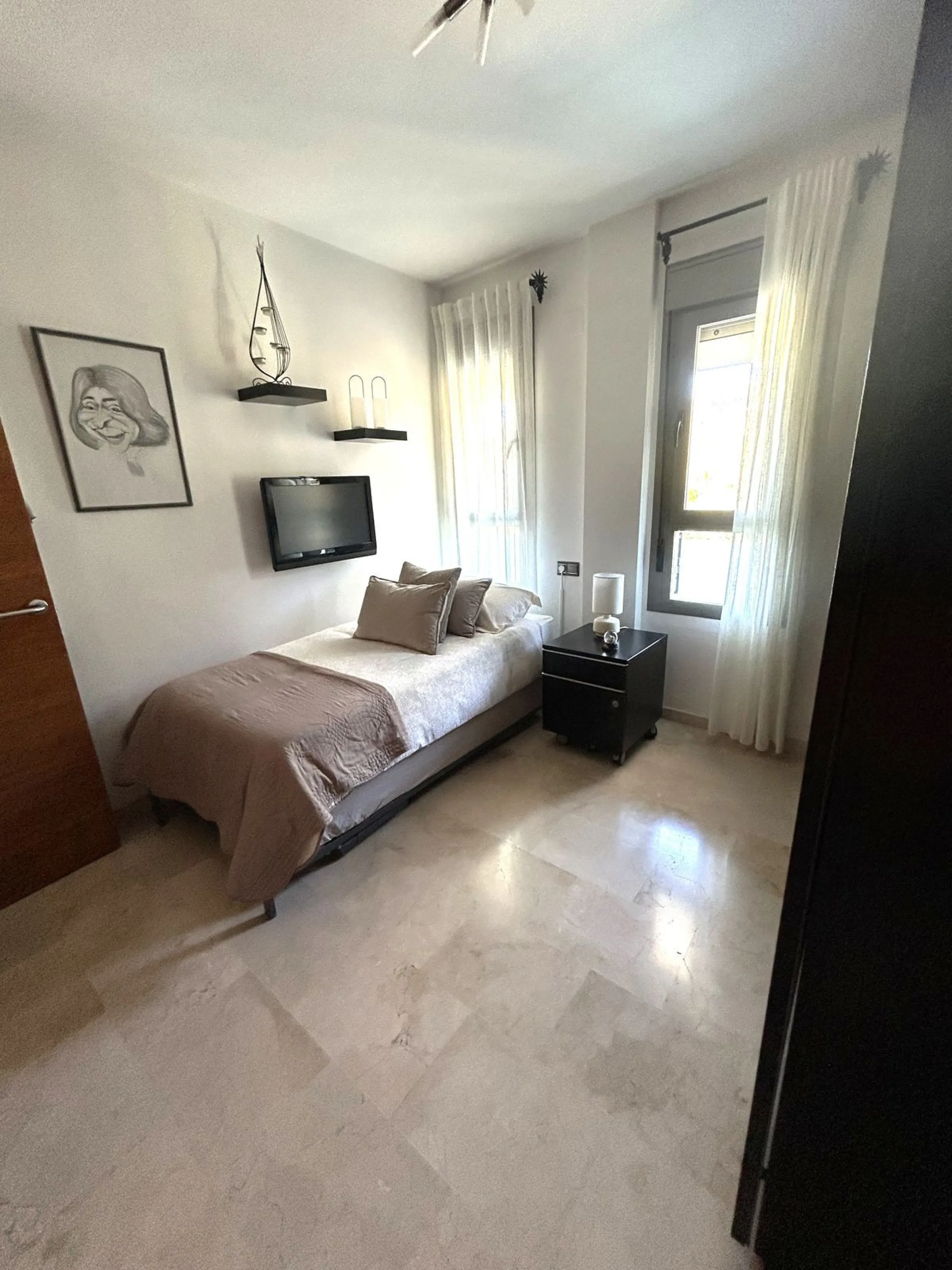 Two-bedroom penthouse for sale located in the upper part of Alhaurín el Grande. It has two large terraces with unbeatable views of the area. From the front terrace, measuring 14 m2, you can admire the Sierra de Mijas mountains, and the rear terrace, measu