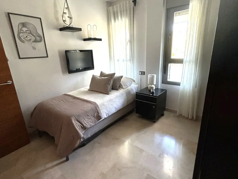 Two-bedroom penthouse for sale located in the upper part of Alhaurín el Grande. It has two large terraces with unbeatable views of the area. From the front terrace, measuring 14 m2, you can admire the Sierra de Mijas mountains, and the rear terrace, measu