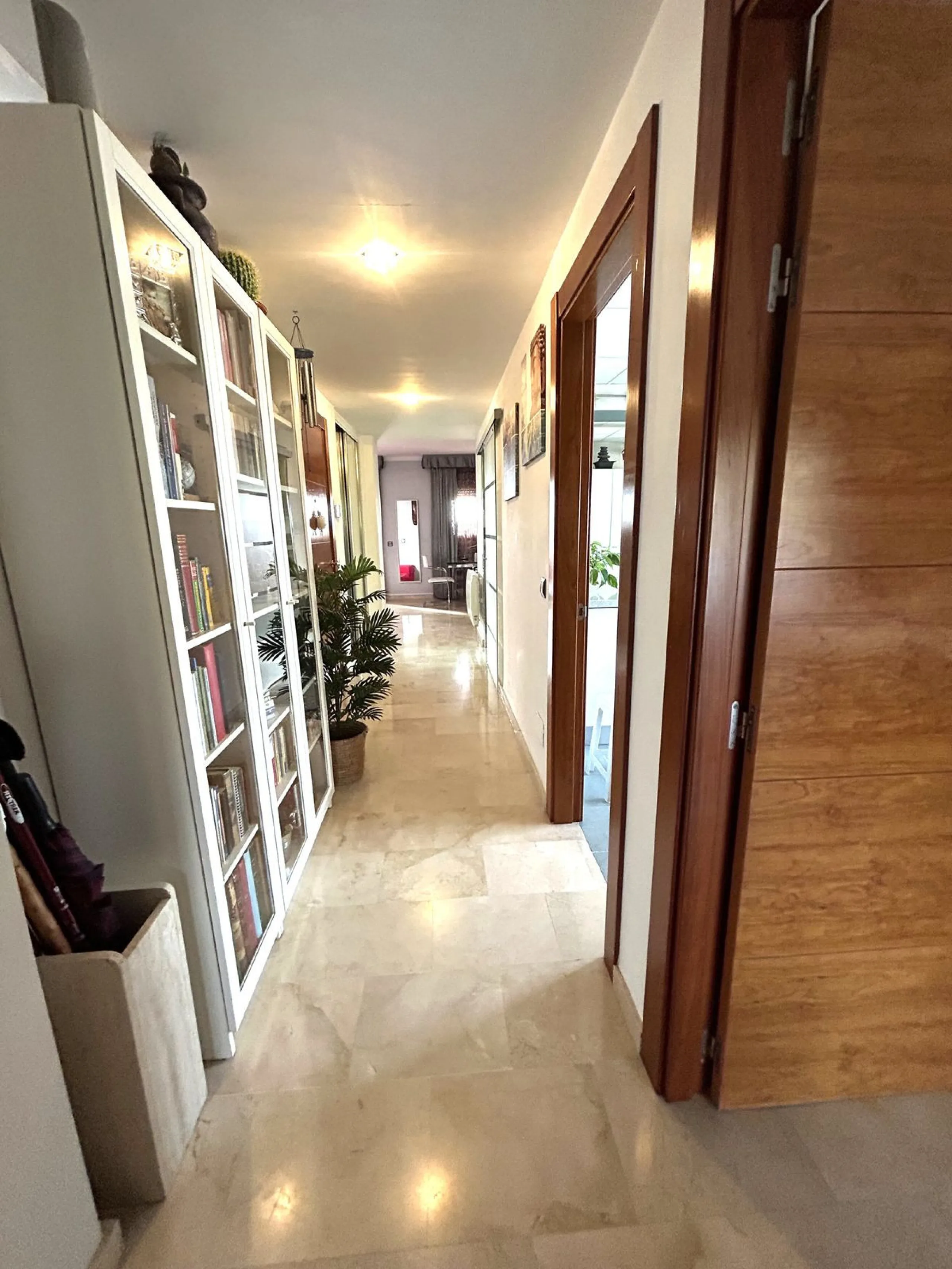 Two-bedroom penthouse for sale located in the upper part of Alhaurín el Grande. It has two large terraces with unbeatable views of the area. From the front terrace, measuring 14 m2, you can admire the Sierra de Mijas mountains, and the rear terrace, measu