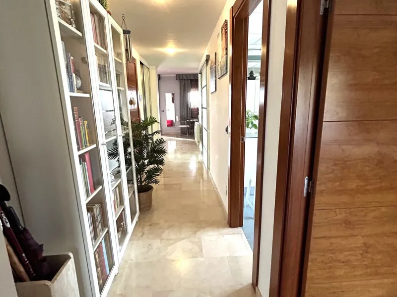 Two-bedroom penthouse for sale located in the upper part of Alhaurín el Grande. It has two large terraces with unbeatable views of the area. From the front terrace, measuring 14 m2, you can admire the Sierra de Mijas mountains, and the rear terrace, measu
