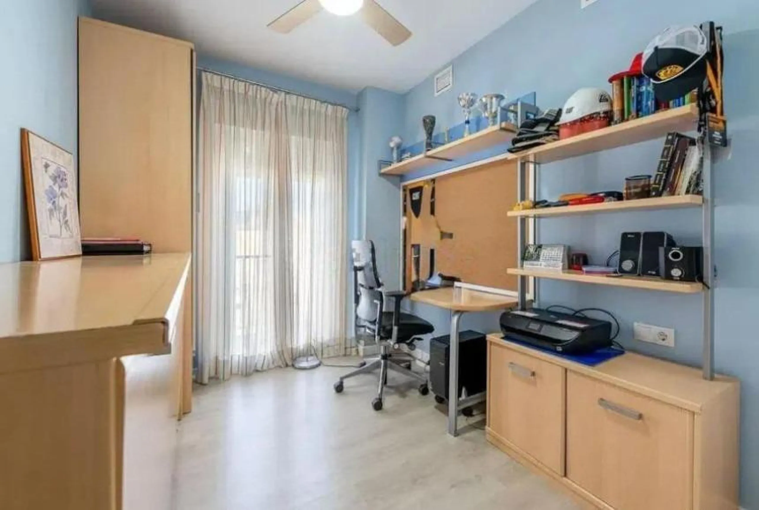 Direct sale from owner. We present this magnificent apartment located in one of the most sought-after areas of Arroyo de la Miel. Completely renovated and with an extension that maximizes space, it is a truly unique property.
