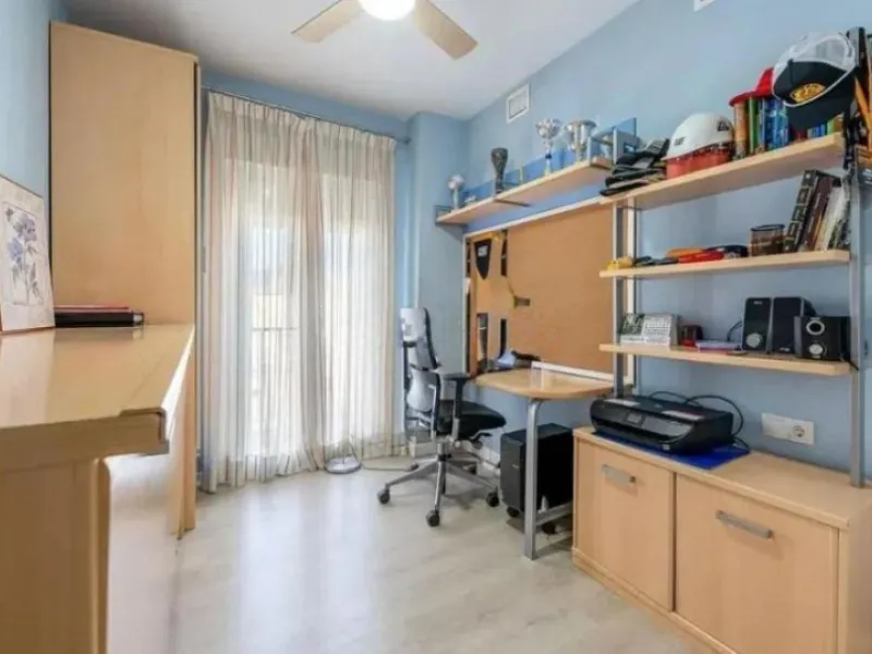 Direct sale from owner. We present this magnificent apartment located in one of the most sought-after areas of Arroyo de la Miel. Completely renovated and with an extension that maximizes space, it is a truly unique property.