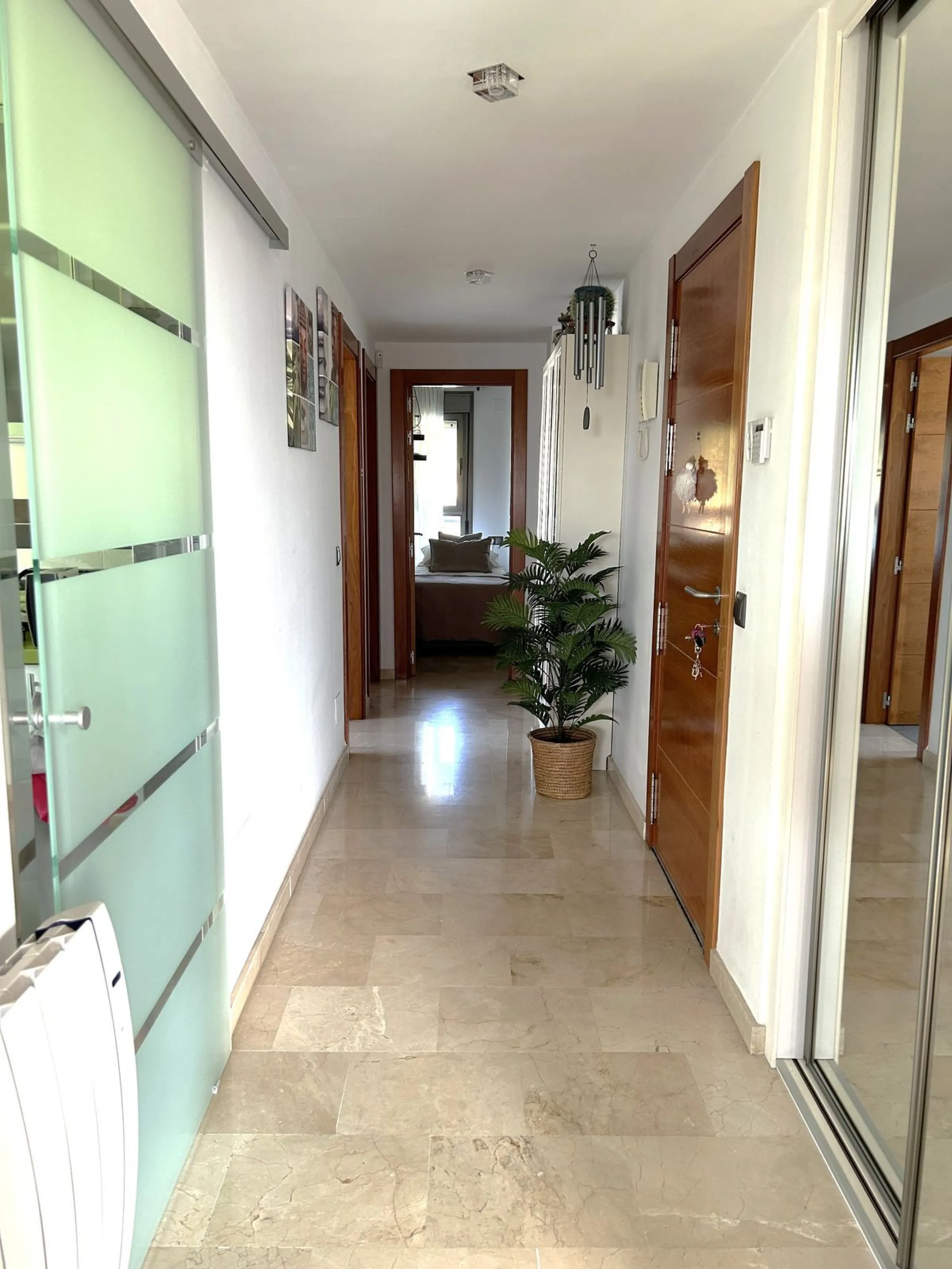 Two-bedroom penthouse for sale located in the upper part of Alhaurín el Grande. It has two large terraces with unbeatable views of the area. From the front terrace, measuring 14 m2, you can admire the Sierra de Mijas mountains, and the rear terrace, measu