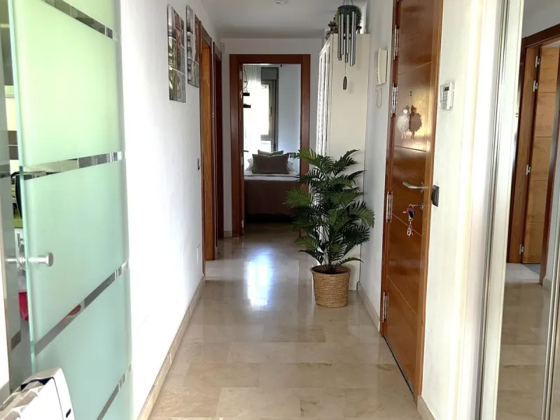 Two-bedroom penthouse for sale located in the upper part of Alhaurín el Grande. It has two large terraces with unbeatable views of the area. From the front terrace, measuring 14 m2, you can admire the Sierra de Mijas mountains, and the rear terrace, measu