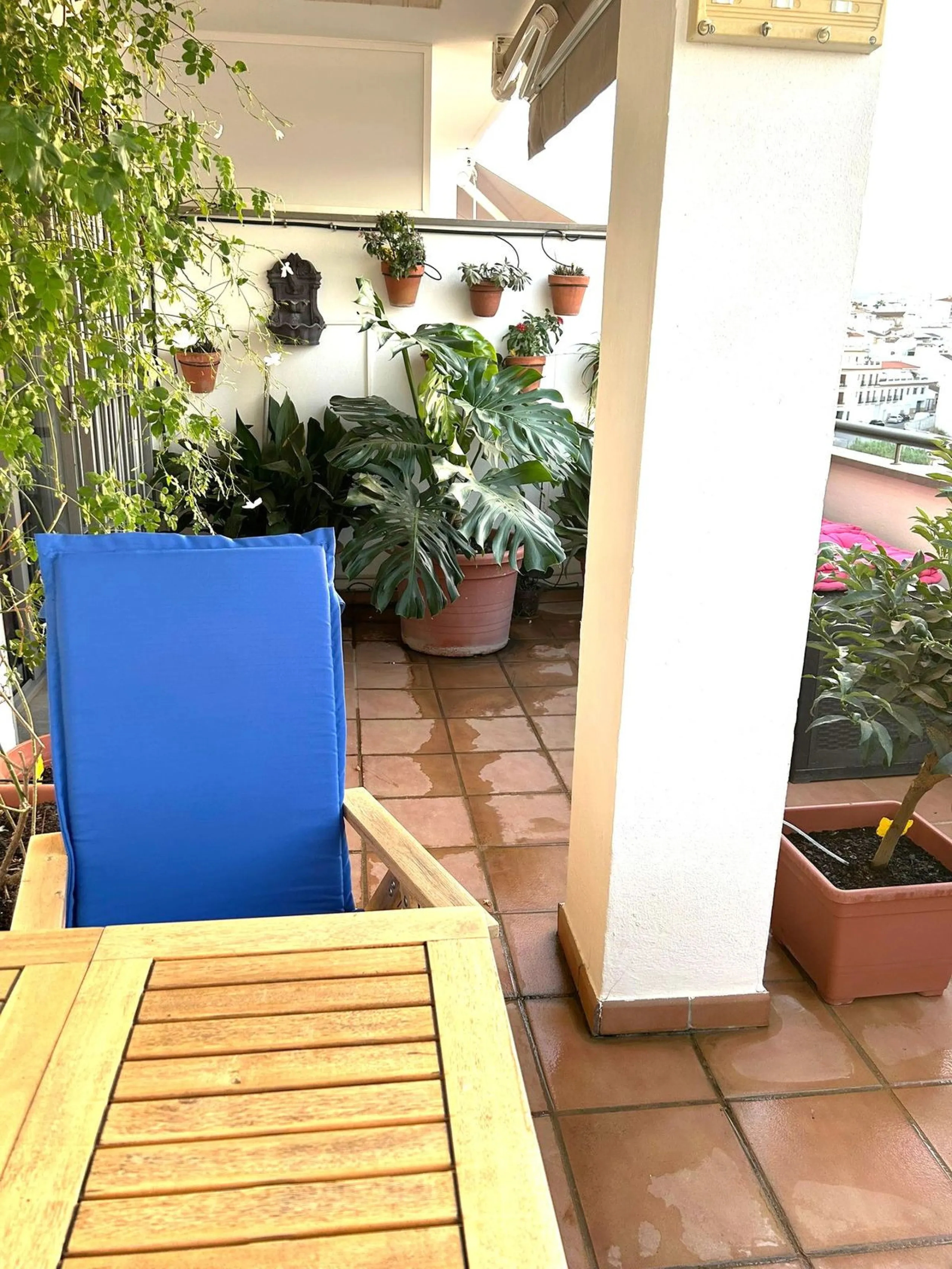 Two-bedroom penthouse for sale located in the upper part of Alhaurín el Grande. It has two large terraces with unbeatable views of the area. From the front terrace, measuring 14 m2, you can admire the Sierra de Mijas mountains, and the rear terrace, measu