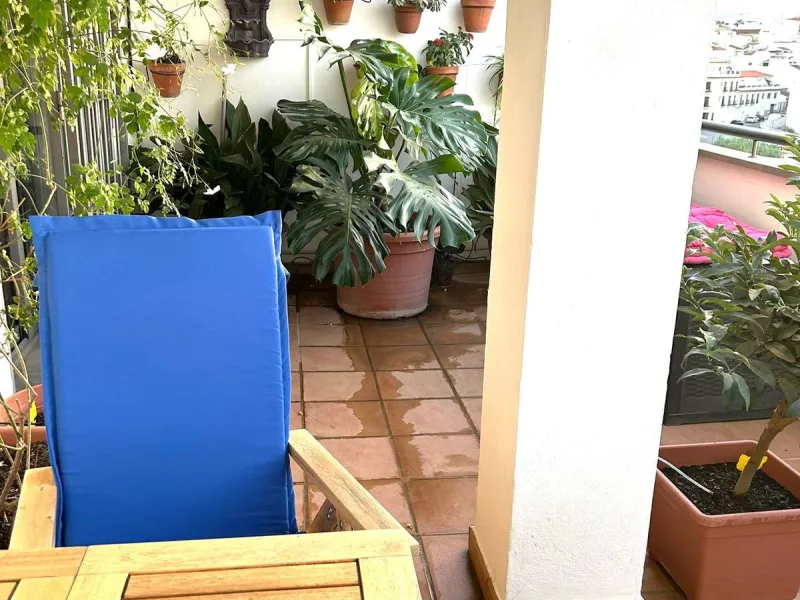 Two-bedroom penthouse for sale located in the upper part of Alhaurín el Grande. It has two large terraces with unbeatable views of the area. From the front terrace, measuring 14 m2, you can admire the Sierra de Mijas mountains, and the rear terrace, measu