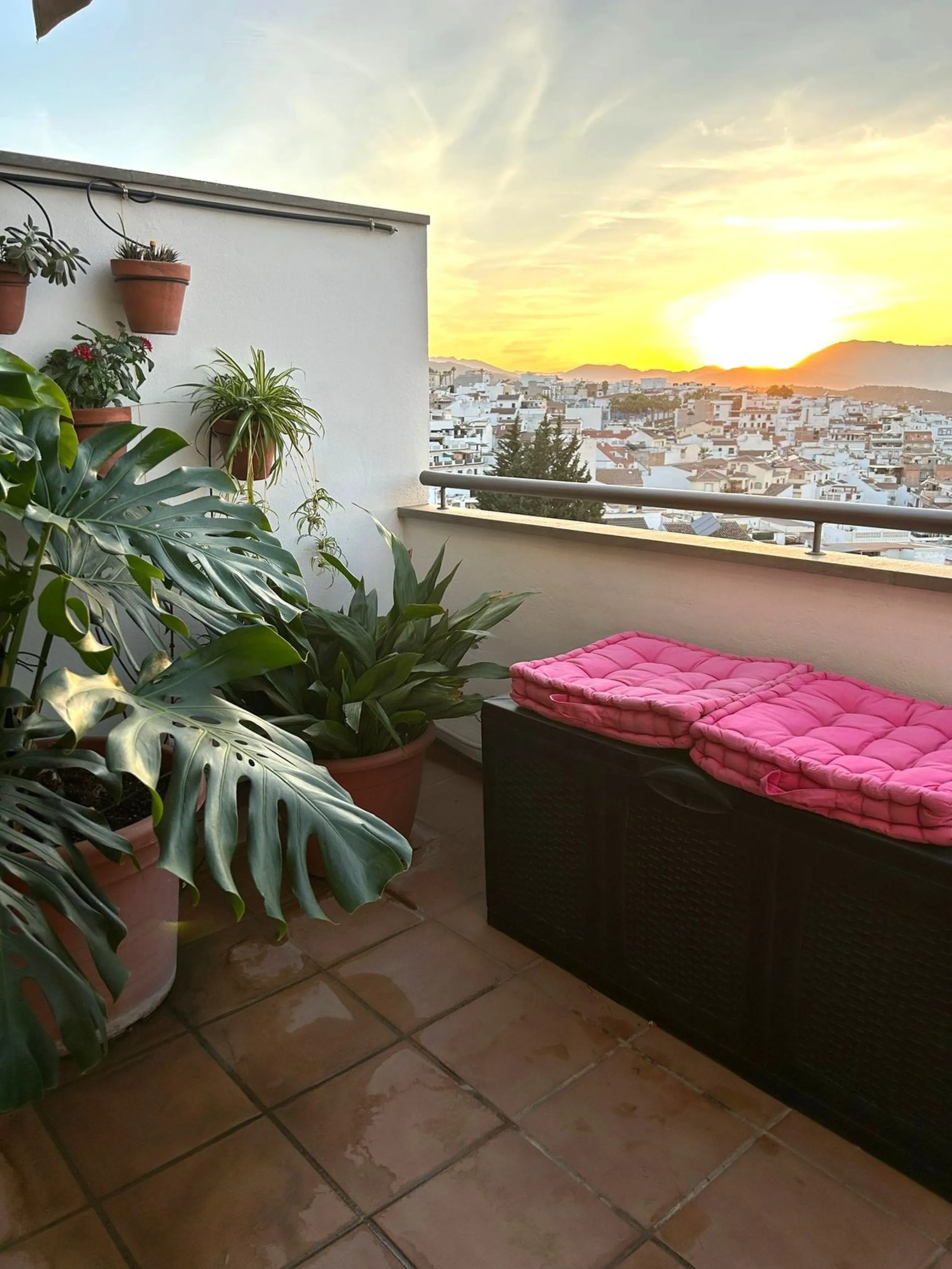 Two-bedroom penthouse for sale located in the upper part of Alhaurín el Grande. It has two large terraces with unbeatable views of the area. From the front terrace, measuring 14 m2, you can admire the Sierra de Mijas mountains, and the rear terrace, measu