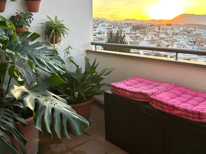 Two-bedroom penthouse for sale located in the upper part of Alhaurín el Grande. It has two large terraces with unbeatable views of the area. From the front terrace, measuring 14 m2, you can admire the Sierra de Mijas mountains, and the rear terrace, measu