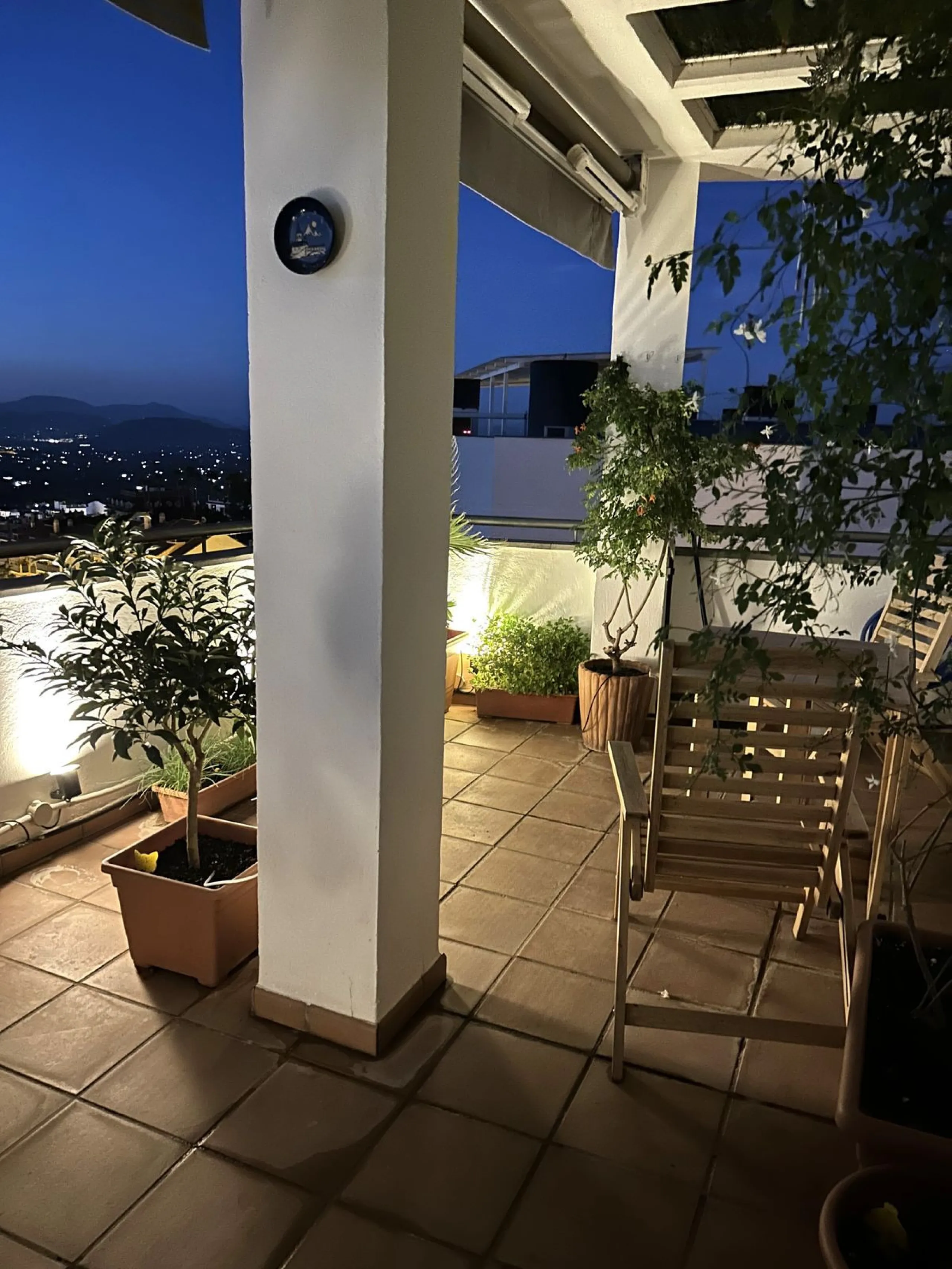 Two-bedroom penthouse for sale located in the upper part of Alhaurín el Grande. It has two large terraces with unbeatable views of the area. From the front terrace, measuring 14 m2, you can admire the Sierra de Mijas mountains, and the rear terrace, measu