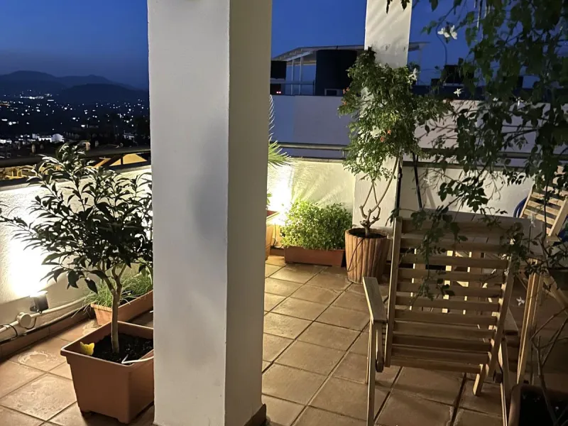 Two-bedroom penthouse for sale located in the upper part of Alhaurín el Grande. It has two large terraces with unbeatable views of the area. From the front terrace, measuring 14 m2, you can admire the Sierra de Mijas mountains, and the rear terrace, measu