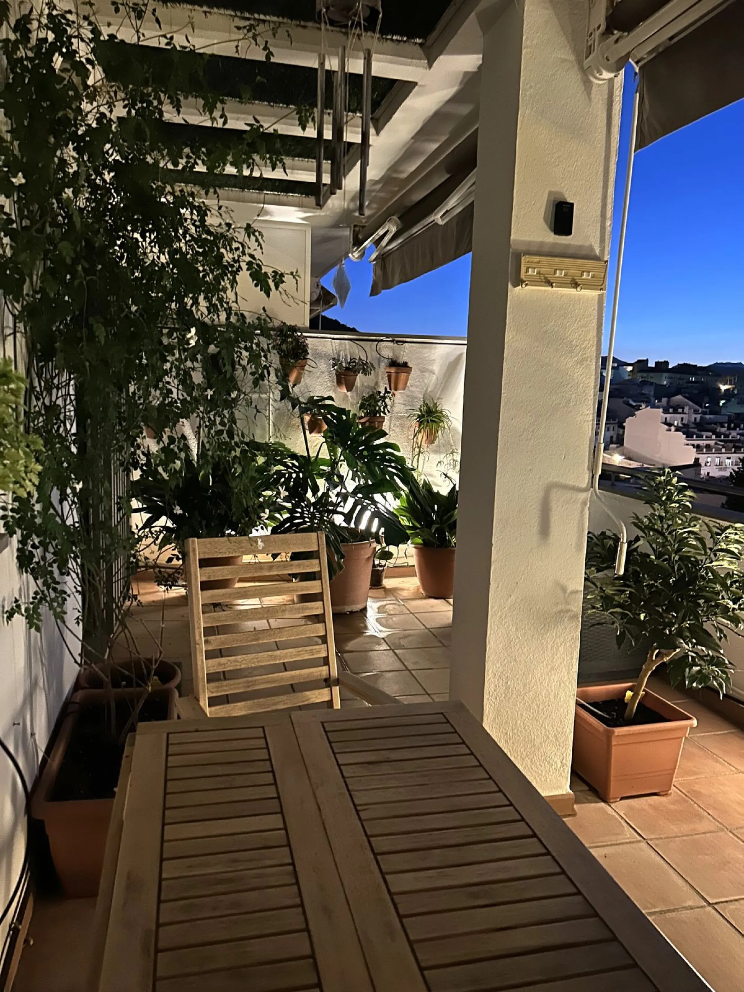 Two-bedroom penthouse for sale located in the upper part of Alhaurín el Grande. It has two large terraces with unbeatable views of the area. From the front terrace, measuring 14 m2, you can admire the Sierra de Mijas mountains, and the rear terrace, measu