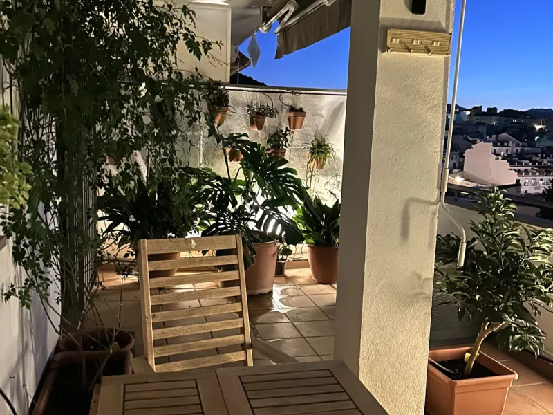 Two-bedroom penthouse for sale located in the upper part of Alhaurín el Grande. It has two large terraces with unbeatable views of the area. From the front terrace, measuring 14 m2, you can admire the Sierra de Mijas mountains, and the rear terrace, measu