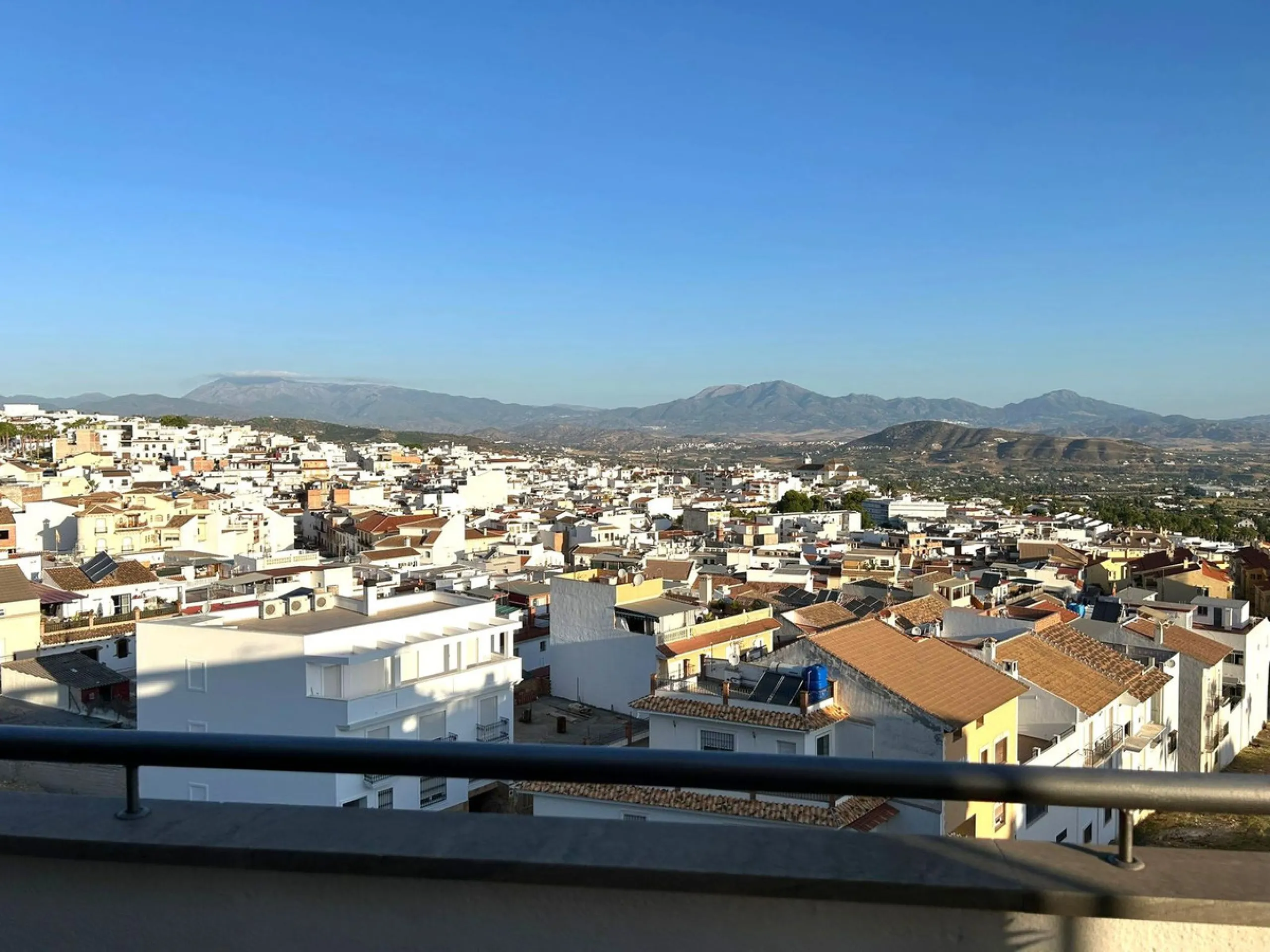 Two-bedroom penthouse for sale located in the upper part of Alhaurín el Grande. It has two large terraces with unbeatable views of the area. From the front terrace, measuring 14 m2, you can admire the Sierra de Mijas mountains, and the rear terrace, measu