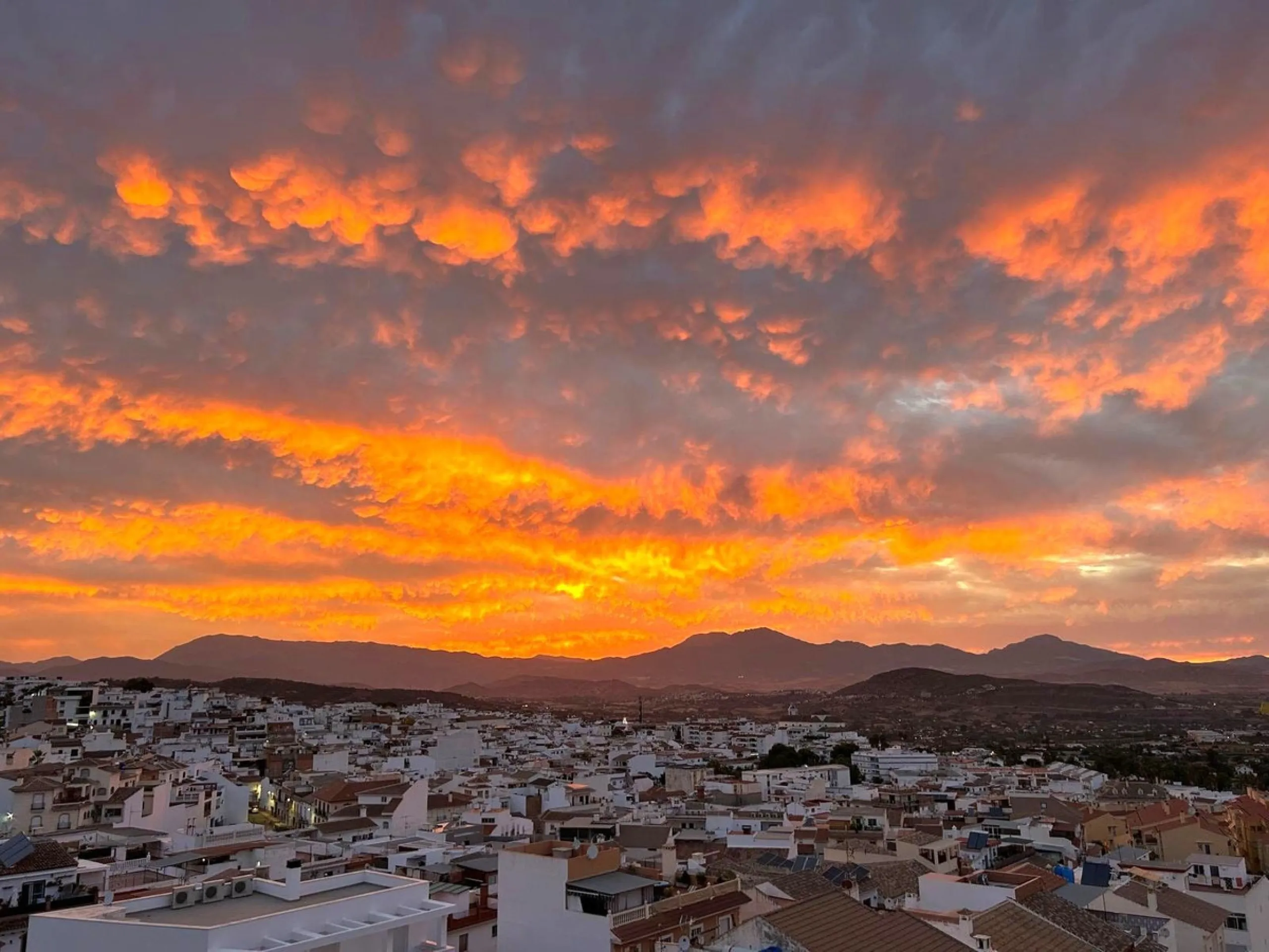 Two-bedroom penthouse for sale located in the upper part of Alhaurín el Grande. It has two large terraces with unbeatable views of the area. From the front terrace, measuring 14 m2, you can admire the Sierra de Mijas mountains, and the rear terrace, measu
