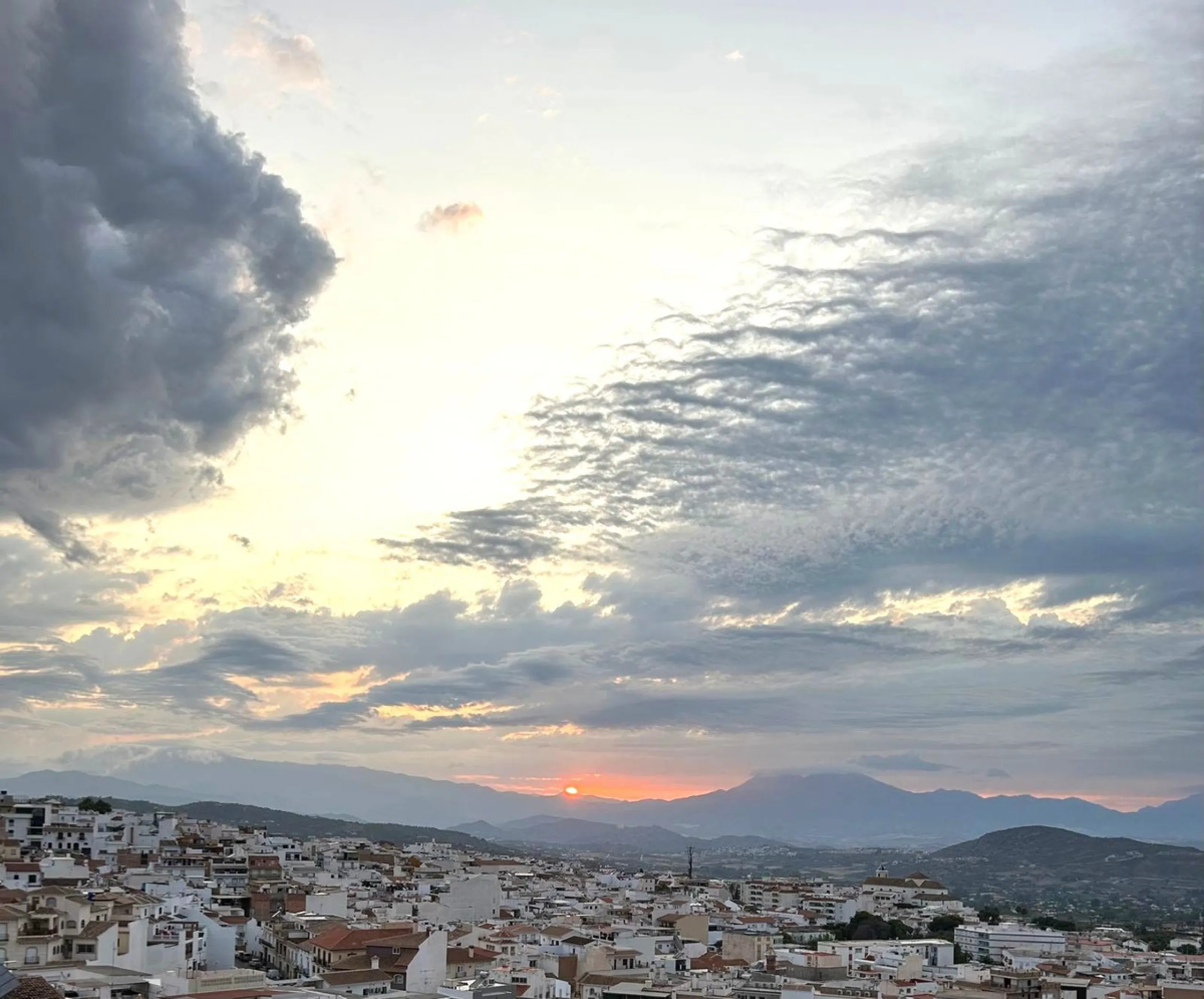 Two-bedroom penthouse for sale located in the upper part of Alhaurín el Grande. It has two large terraces with unbeatable views of the area. From the front terrace, measuring 14 m2, you can admire the Sierra de Mijas mountains, and the rear terrace, measu