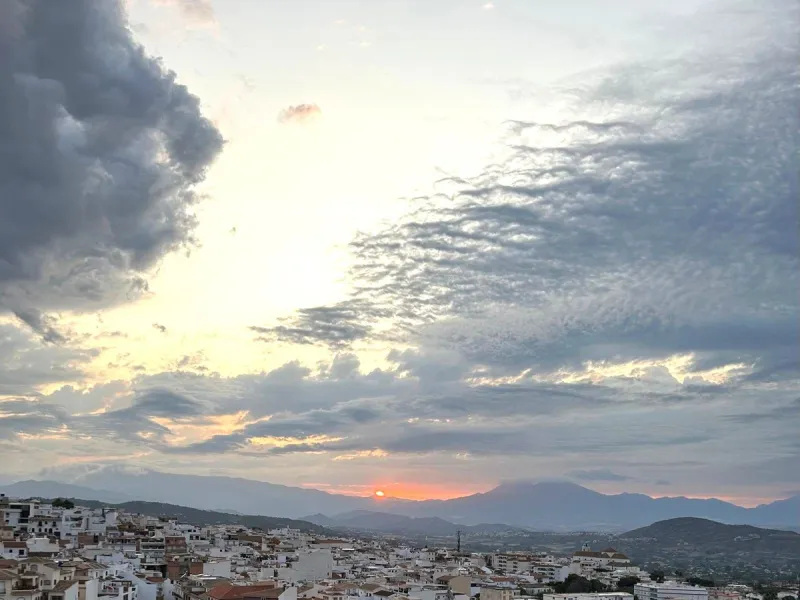 Two-bedroom penthouse for sale located in the upper part of Alhaurín el Grande. It has two large terraces with unbeatable views of the area. From the front terrace, measuring 14 m2, you can admire the Sierra de Mijas mountains, and the rear terrace, measu