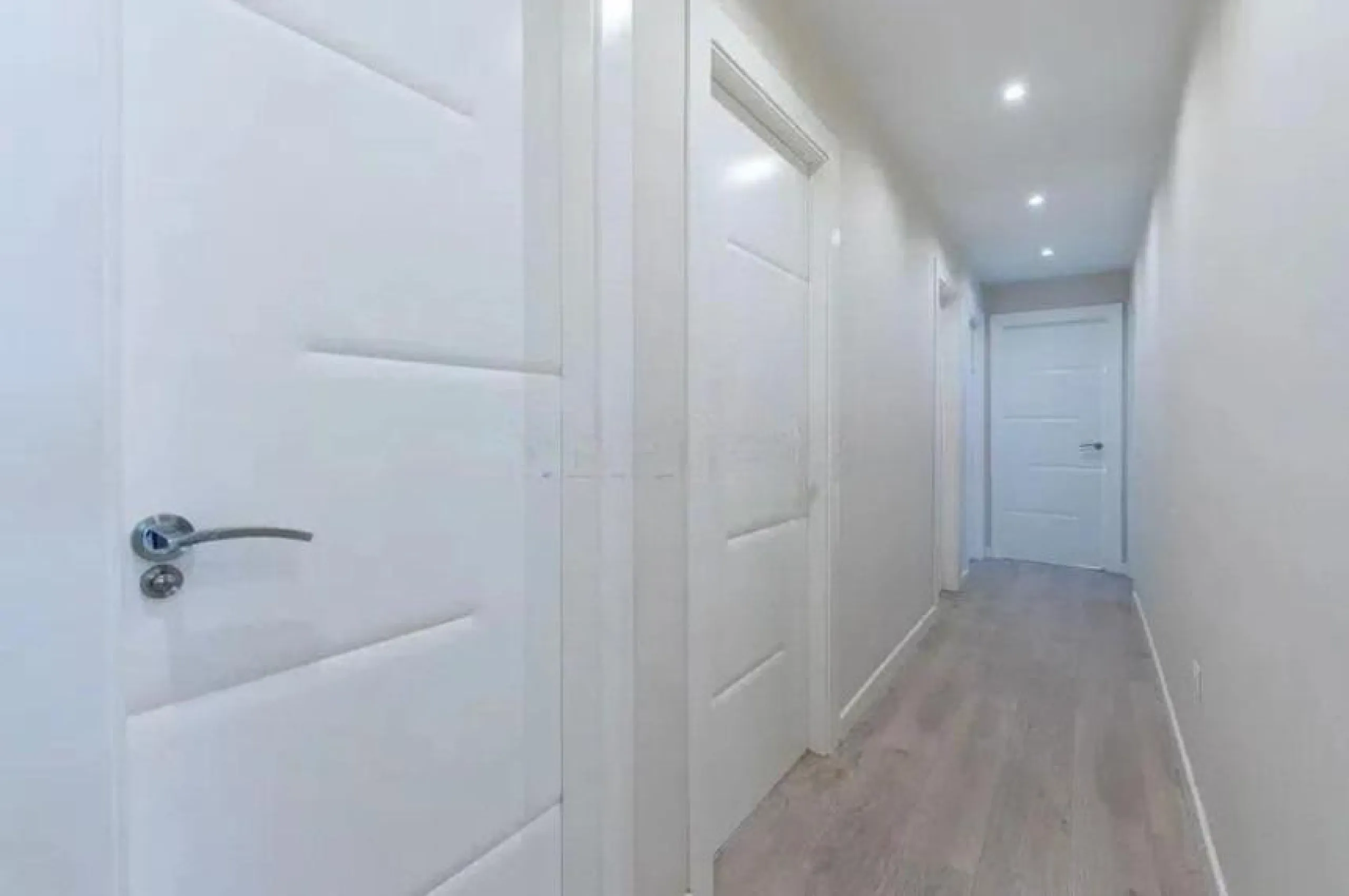 Direct sale from owner. We present this magnificent apartment located in one of the most sought-after areas of Arroyo de la Miel. Completely renovated and with an extension that maximizes space, it is a truly unique property.