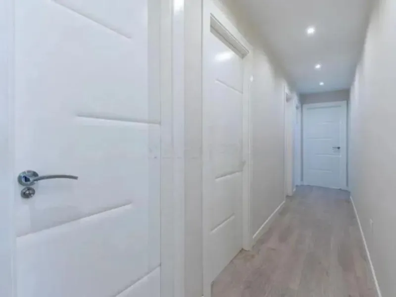 Direct sale from owner. We present this magnificent apartment located in one of the most sought-after areas of Arroyo de la Miel. Completely renovated and with an extension that maximizes space, it is a truly unique property.