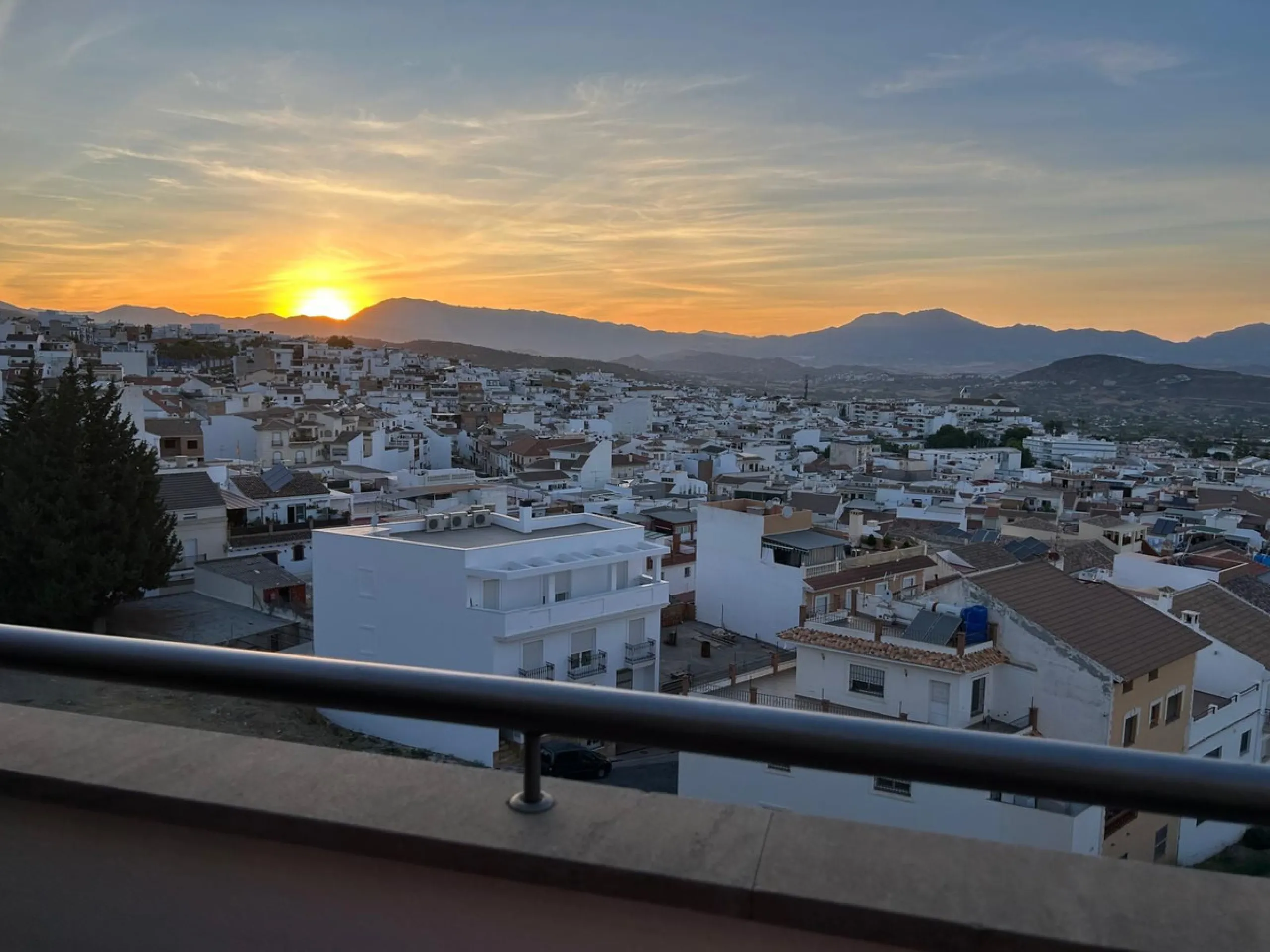 Two-bedroom penthouse for sale located in the upper part of Alhaurín el Grande. It has two large terraces with unbeatable views of the area. From the front terrace, measuring 14 m2, you can admire the Sierra de Mijas mountains, and the rear terrace, measu