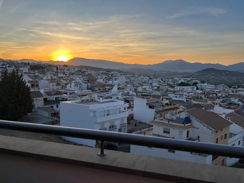 Two-bedroom penthouse for sale located in the upper part of Alhaurín el Grande. It has two large terraces with unbeatable views of the area. From the front terrace, measuring 14 m2, you can admire the Sierra de Mijas mountains, and the rear terrace, measu